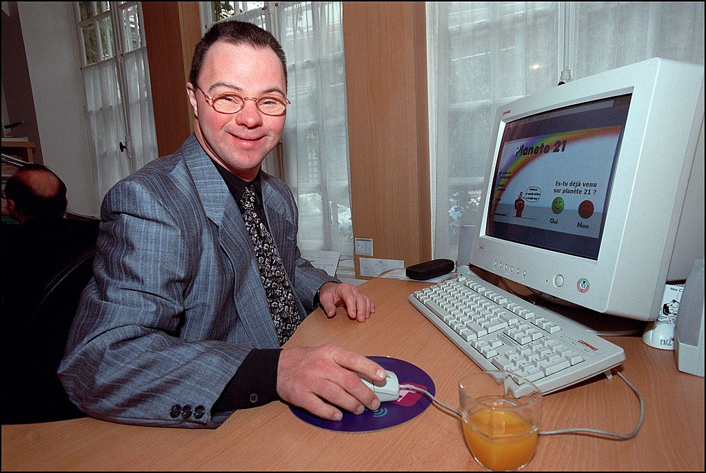 Pascal Duquenne travaillant sur un ordinateur.І Source : Getty Images