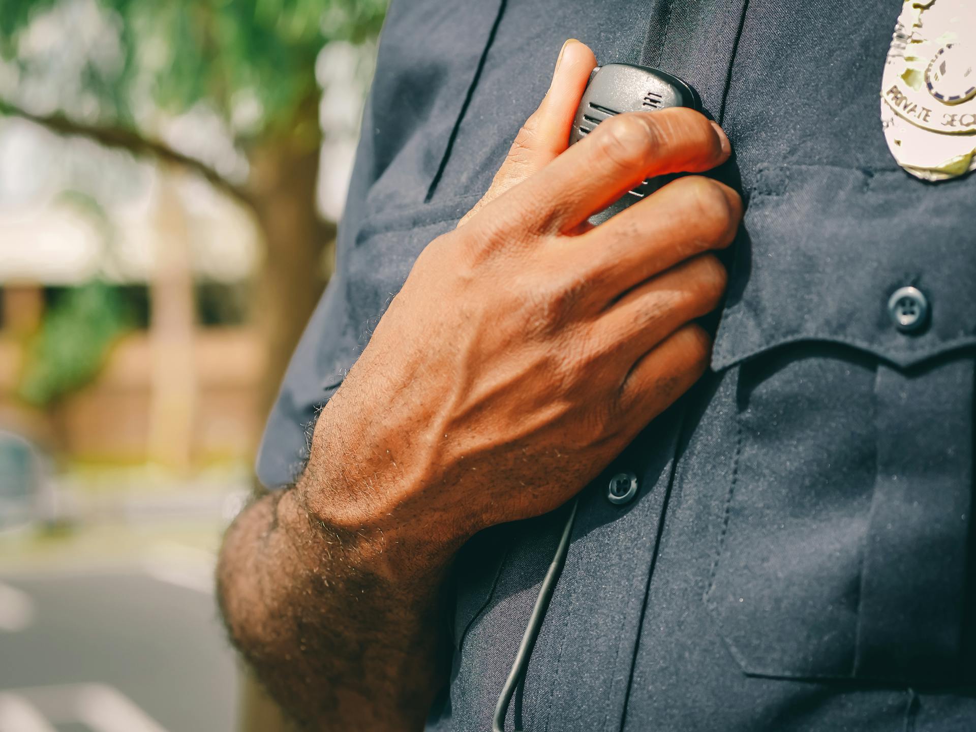 Un gros plan d'un policier en uniforme | Source : Pexels