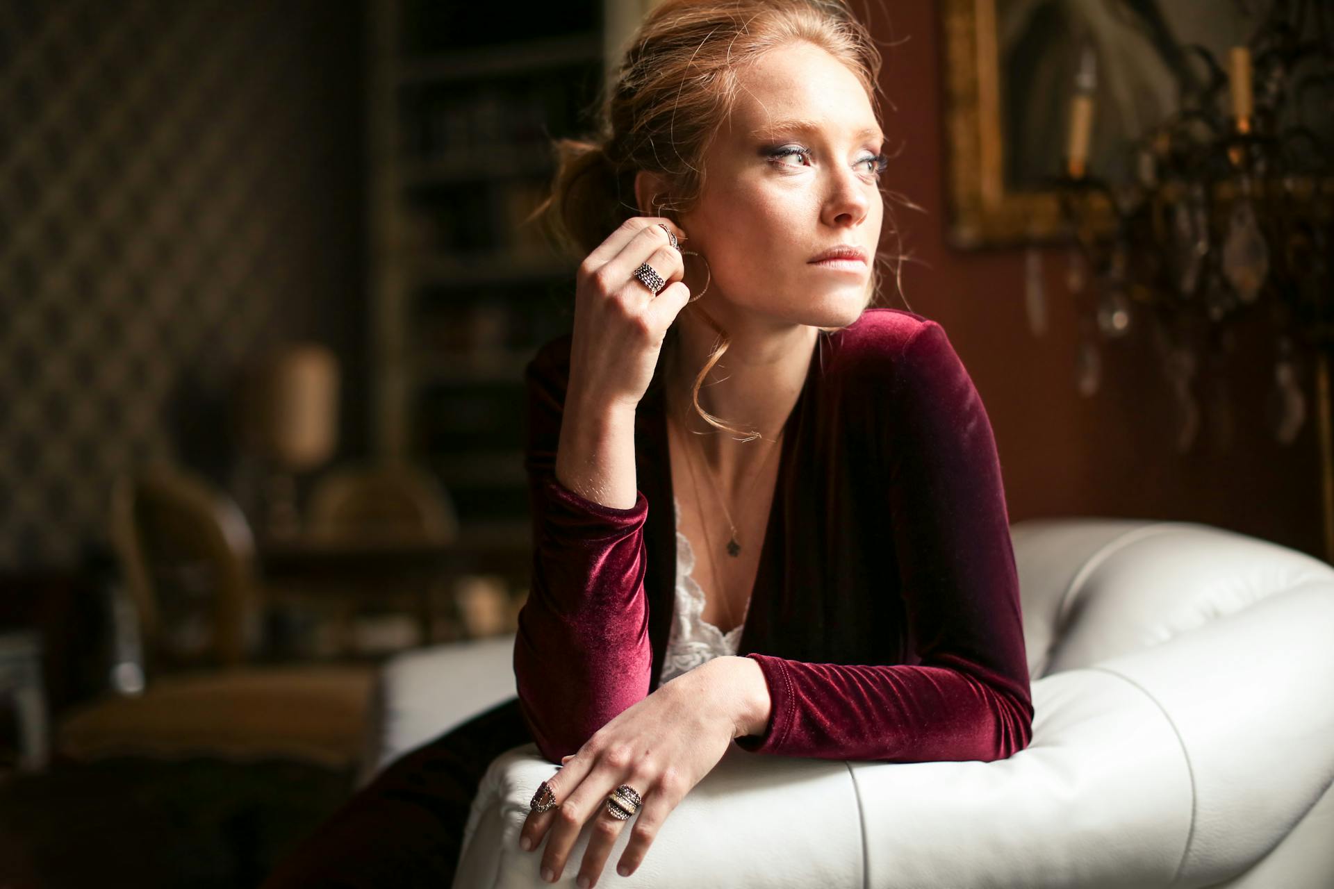 Une femme qui regarde quelqu'un par-dessus son épaule | Source : Pexels