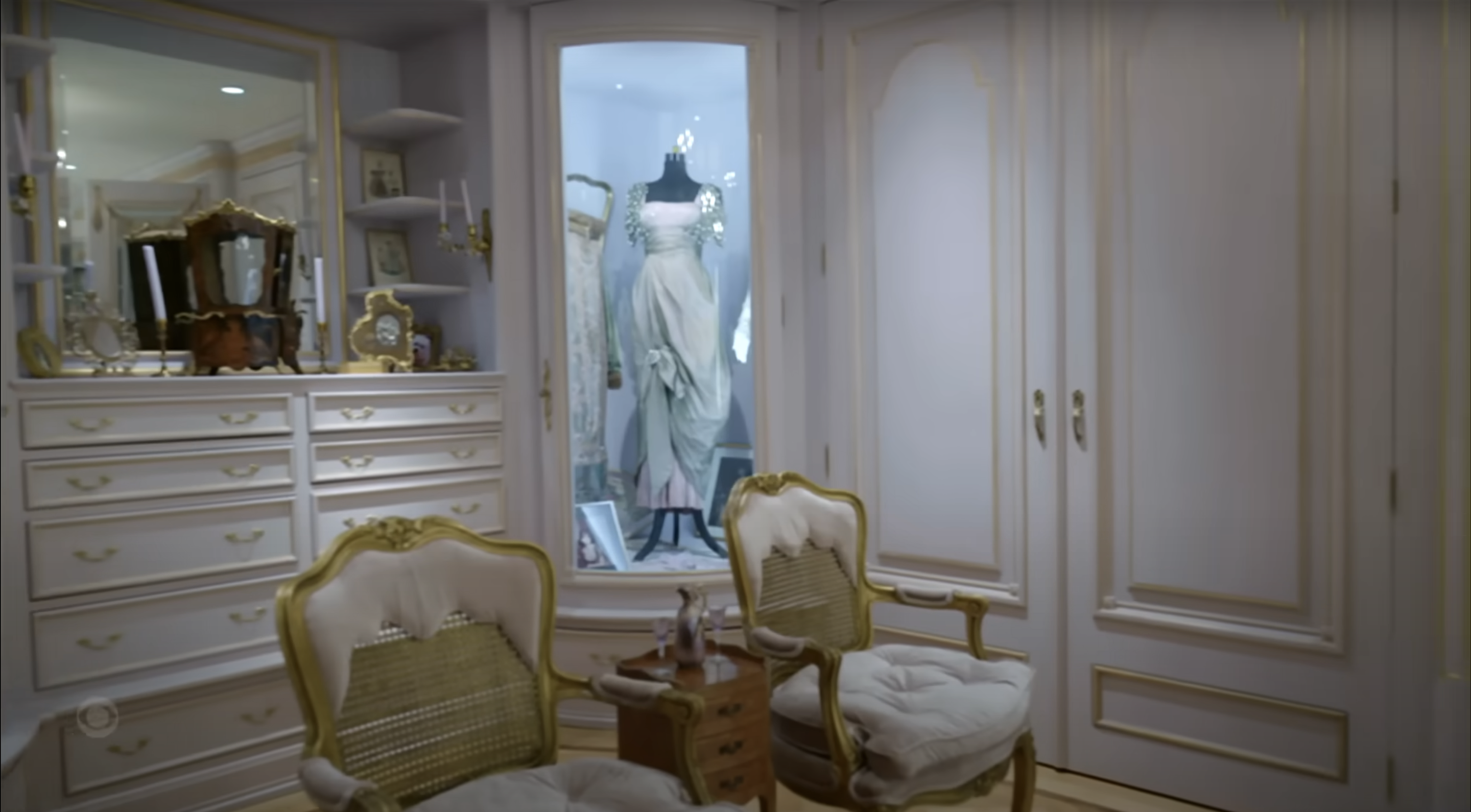 Une vue de l'intérieur de la maison de Barbra Streisand, postée le 14 novembre 2023 | Source : YouTube/The Late Show with Stephen Colbert