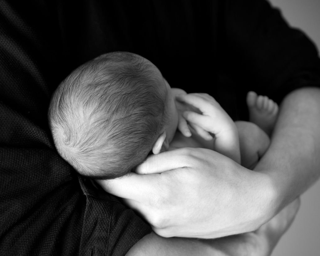 Bébé dans les bras de sa mère Photo : Pixnio