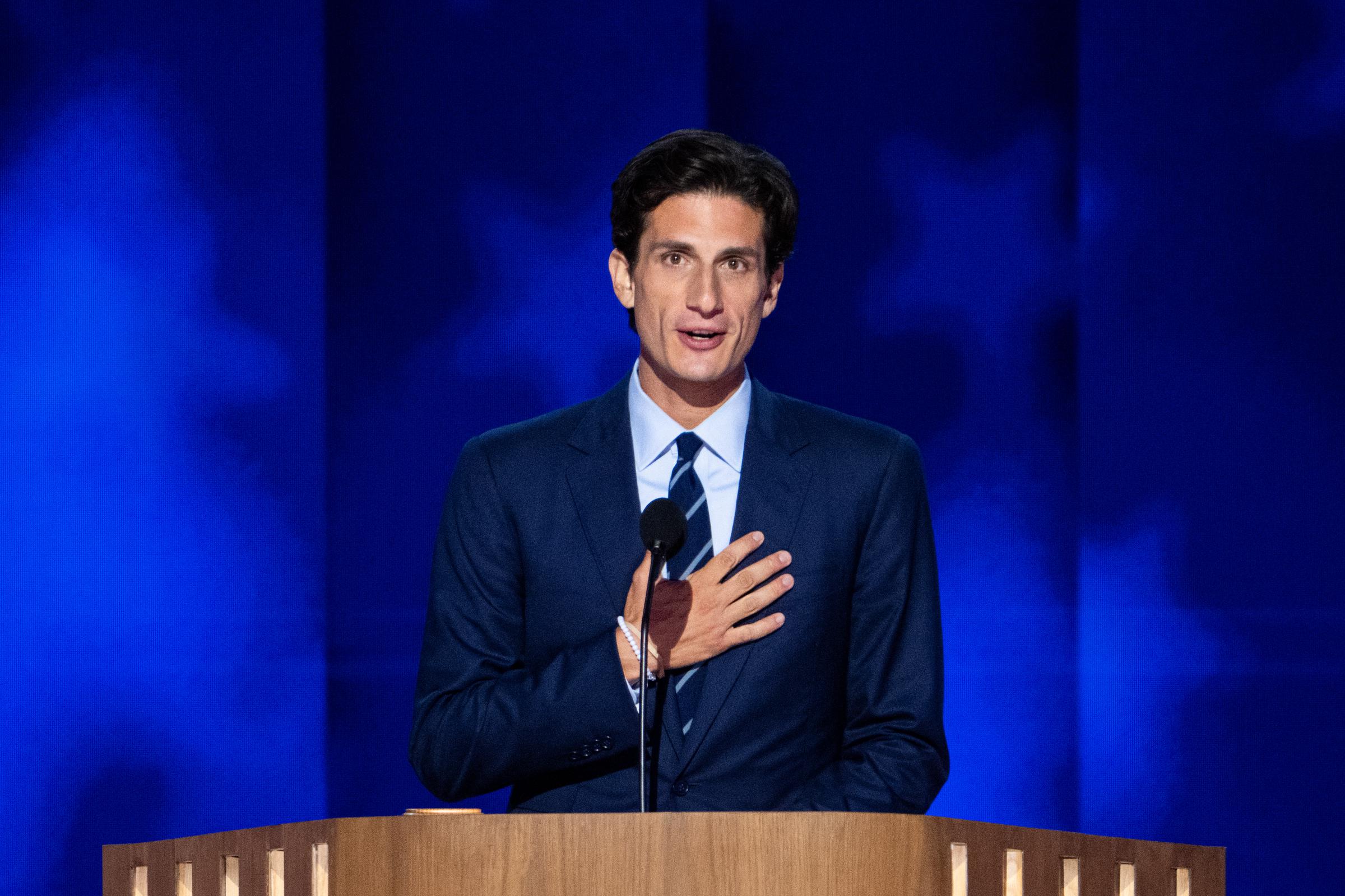 Jack Schlossberg, petit-fils du président John F. Kennedy, prend la parole lors de la deuxième journée de la convention nationale démocrate à Chicago, le 20 août 2024 | Source : Getty Images