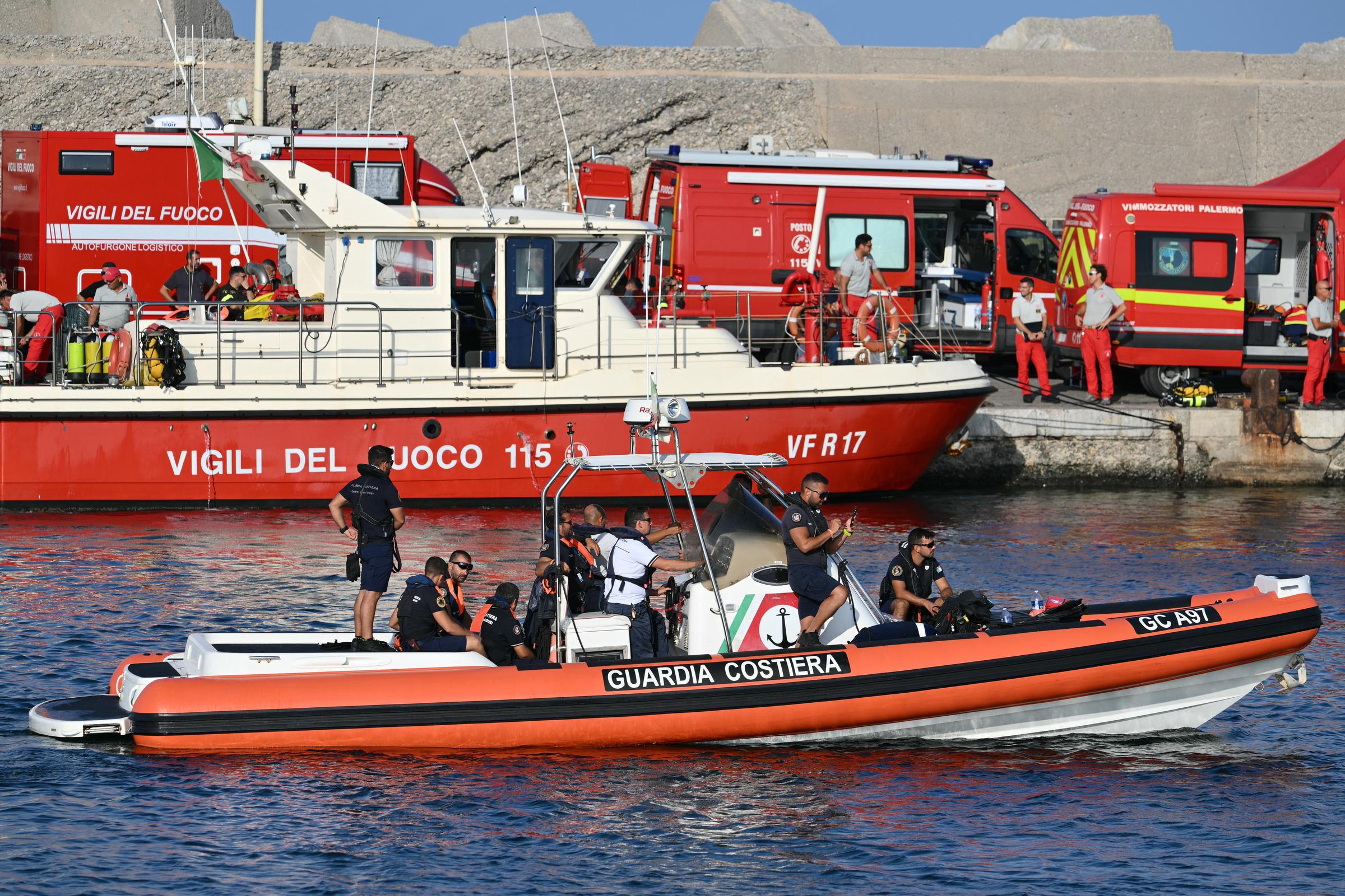 Un bateau de sauvetage des garde-côtes italiens opère à Porticello près de Palerme (près de la zone où le yacht Bayesian a coulé) le 20 août 2024 | Source : Getty Images