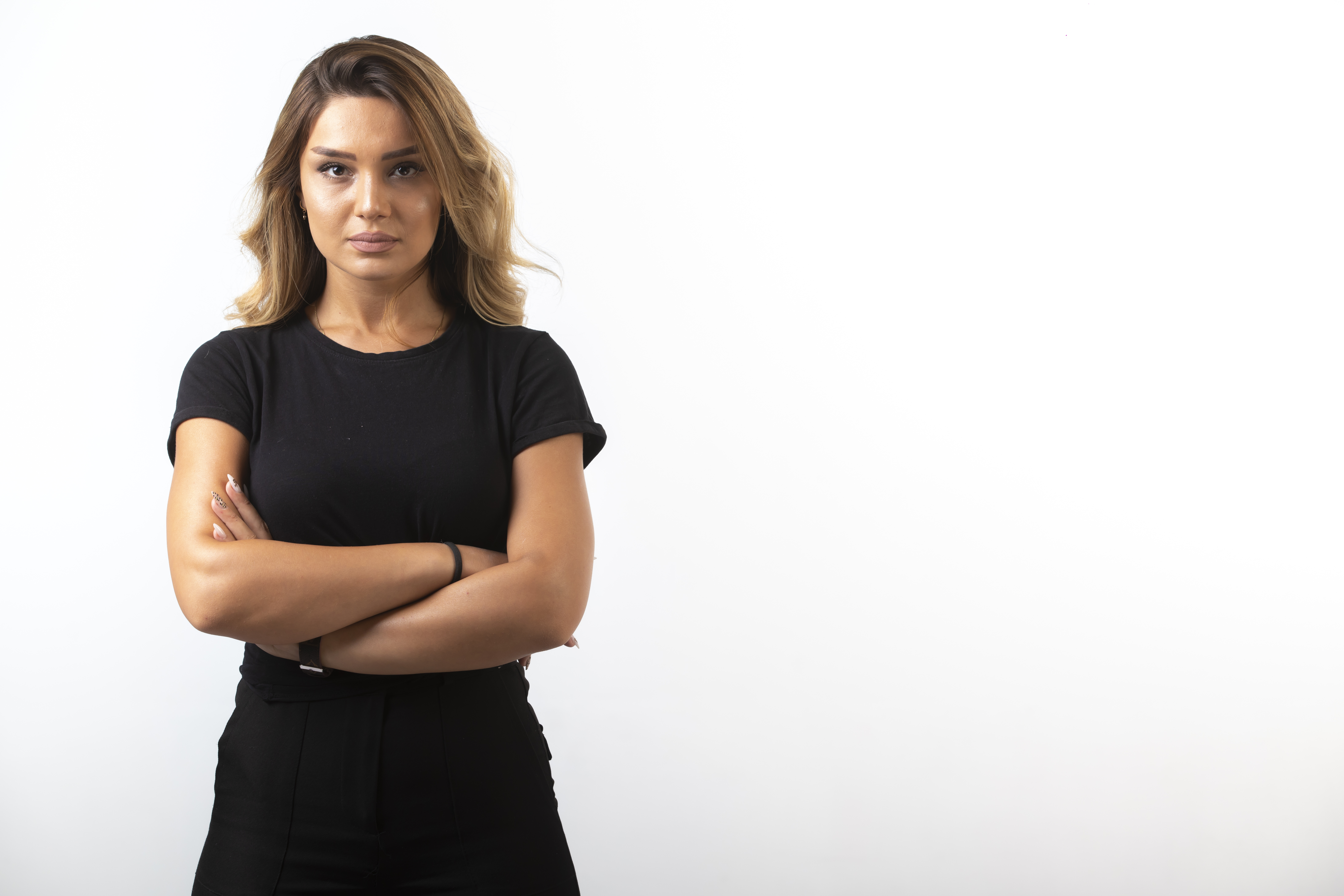 Une femme sérieuse, les bras croisés | Source : Freepik