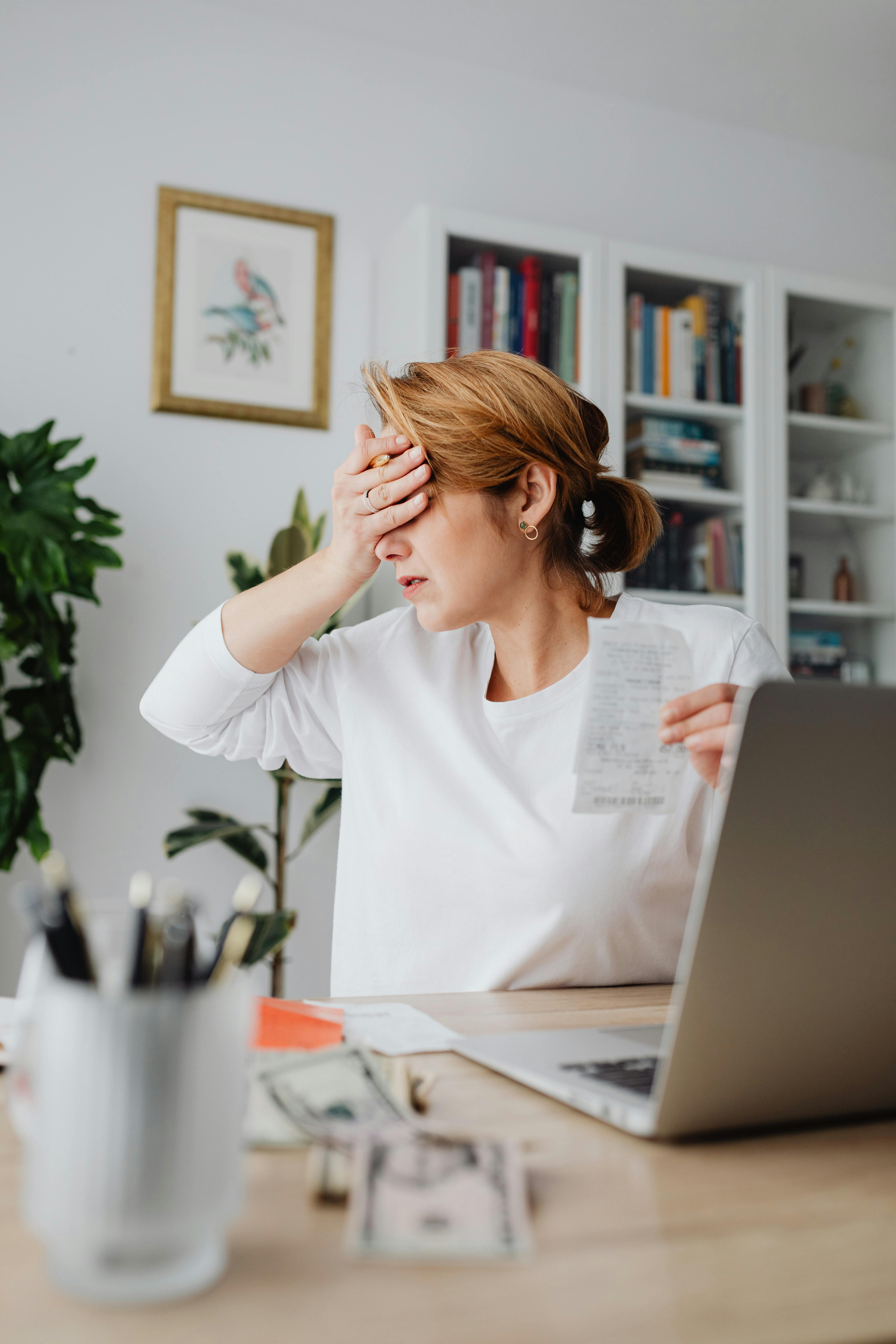 Une femme bouleversée tenant un bordereau | Source : Pexels