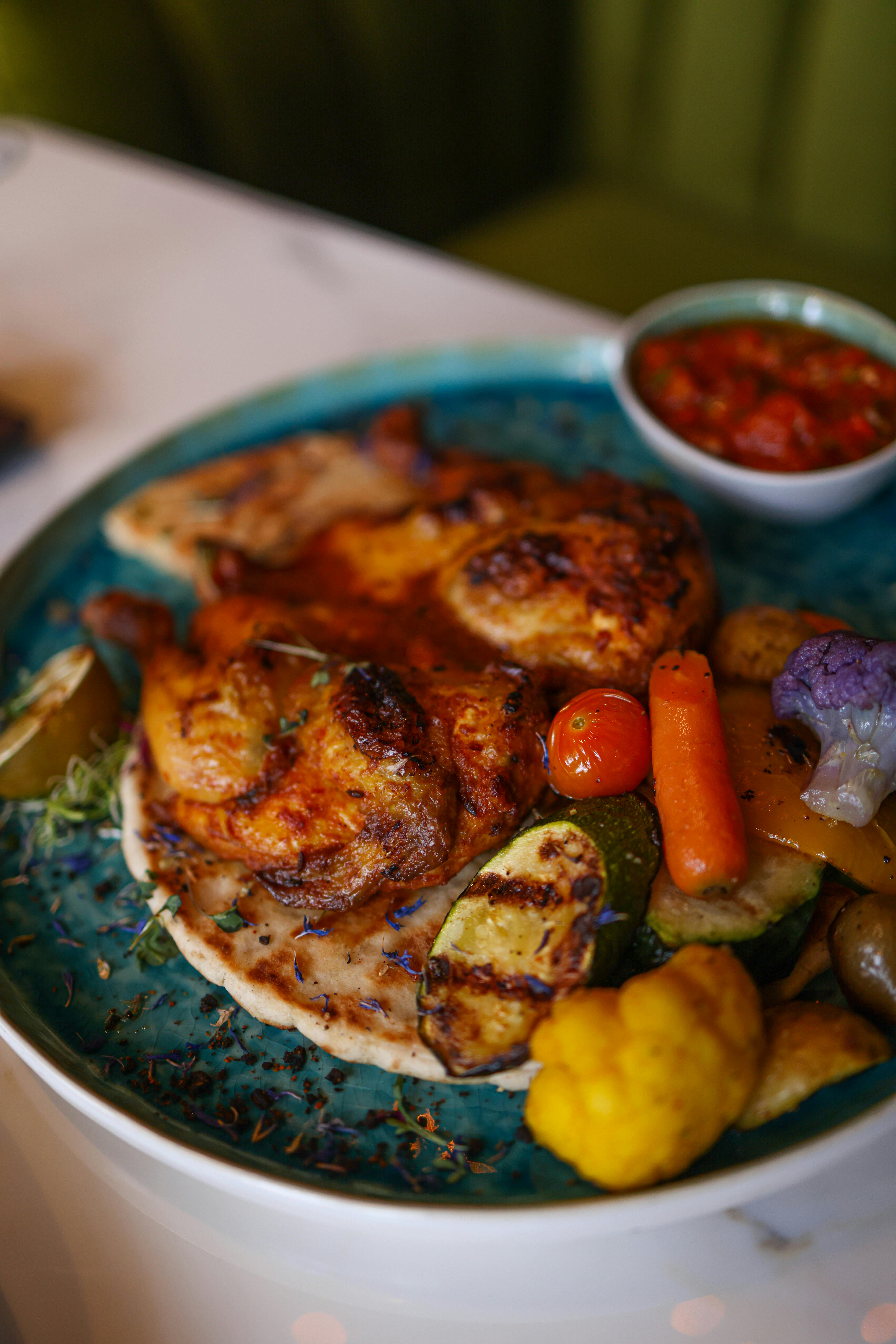 Une assiette de poulet rôti et de légumes | Source : Pexels