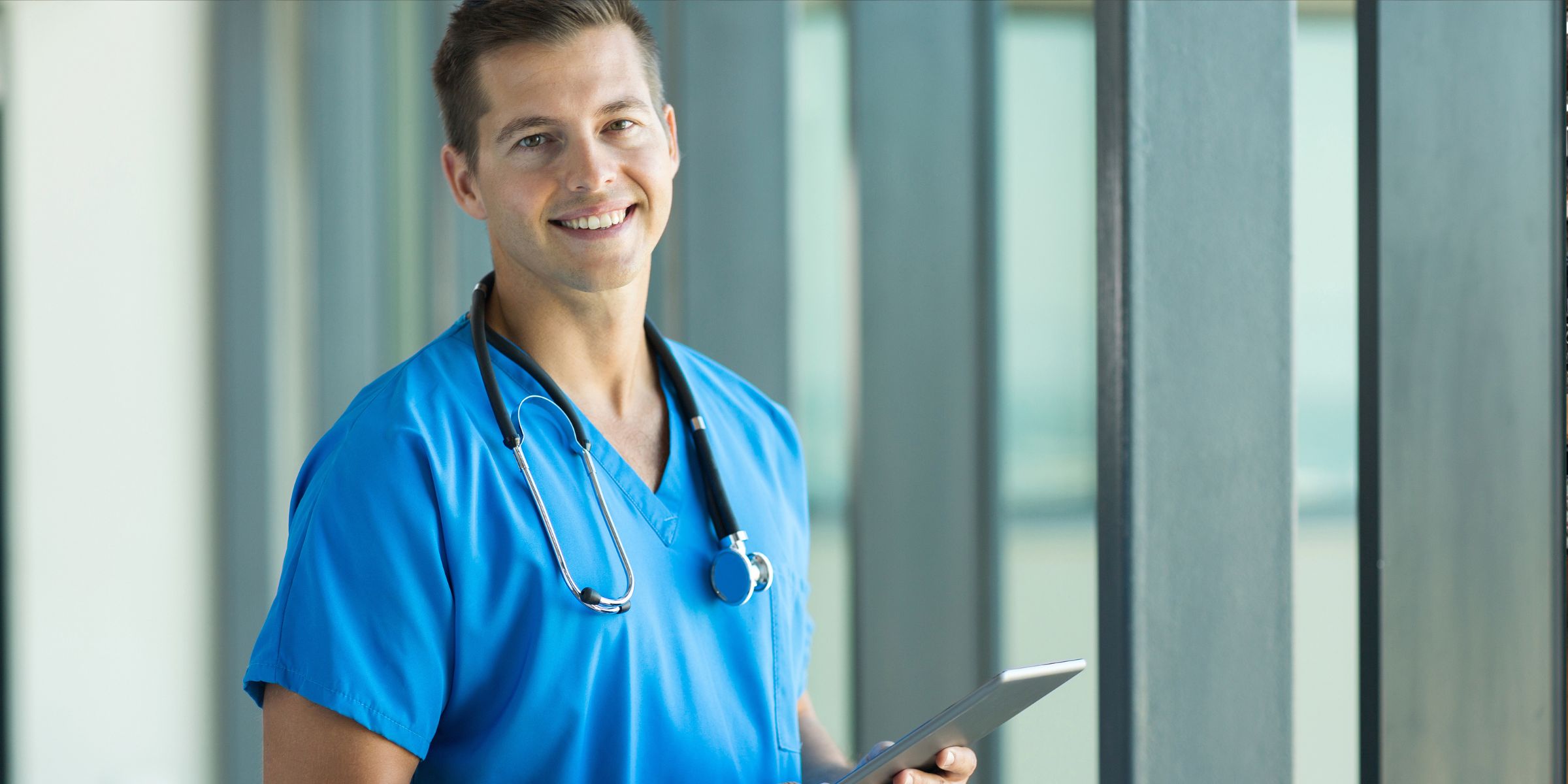 Un professionnel de la santé de sexe masculin | Source : Shutterstock