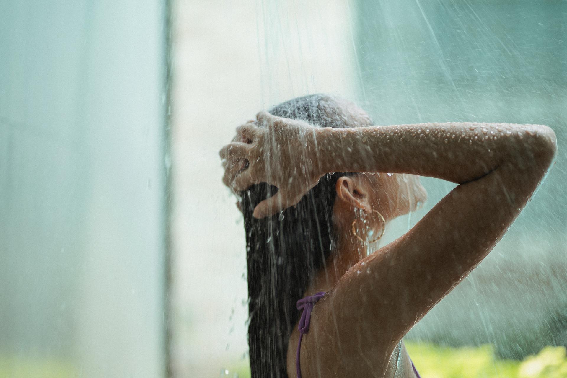 Une femme prenant une douche | Source : Pexels