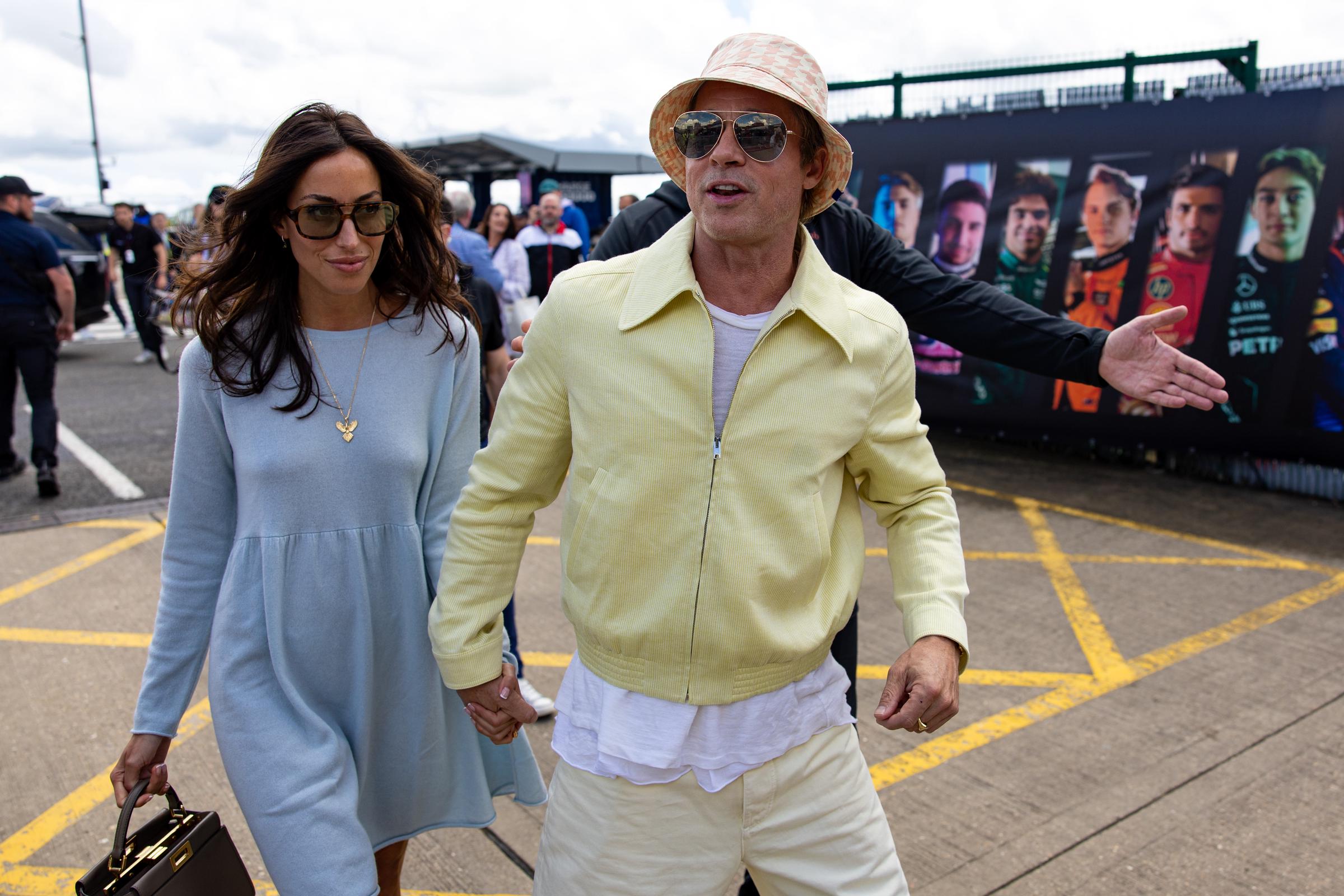 Brad Pitt et Ines De Ramon se promènent dans le paddock lors du Grand Prix de F1 de Grande-Bretagne, le 7 juillet 2024 | Source : Getty Images