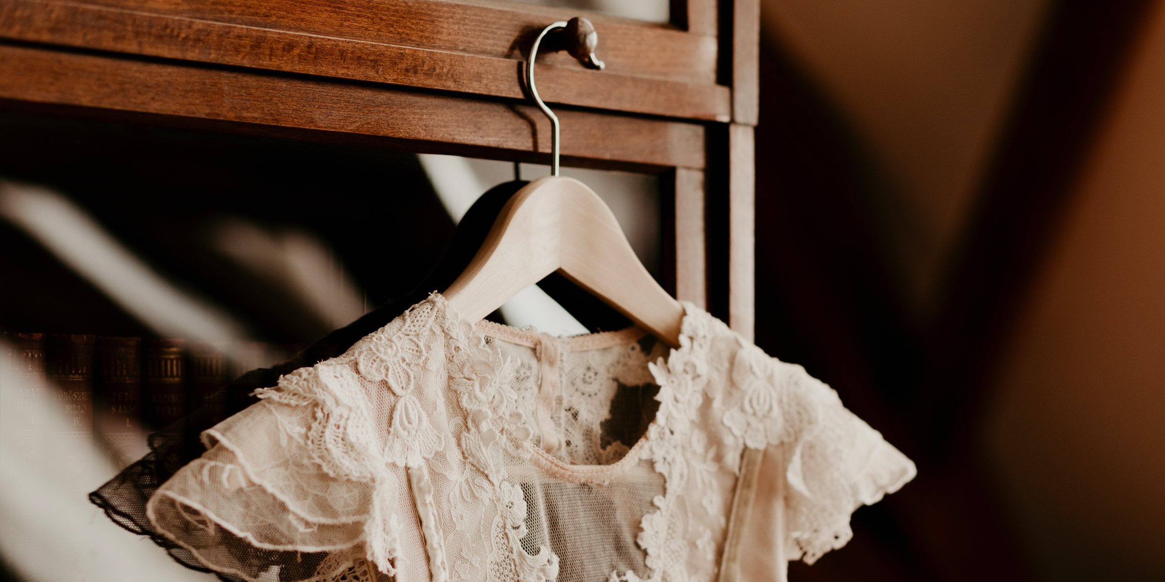 Une robe de mariée vintage accrochée à un placard | Source : Shutterstock