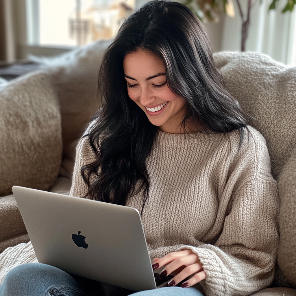 Une femme avec un sourire narquois sur le visage alors qu'elle travaille sur son ordinateur portable | Source : Midjourney