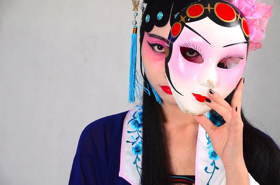Une femme porte un masque. | Photo : Pixabay