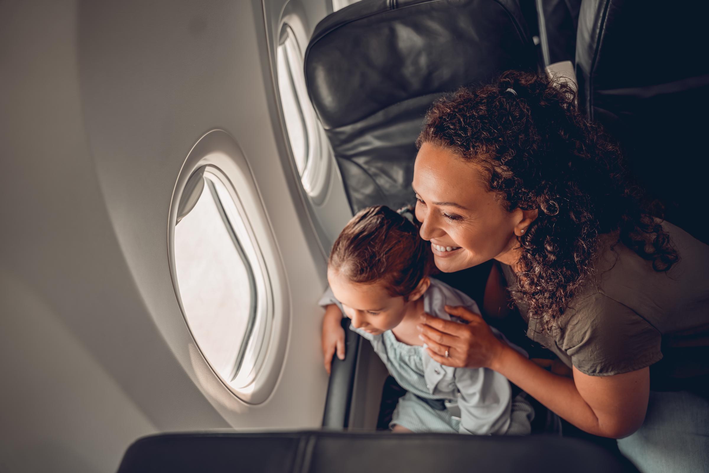 Mère et fils à l'intérieur d'un avion | Source : Shutterstock
