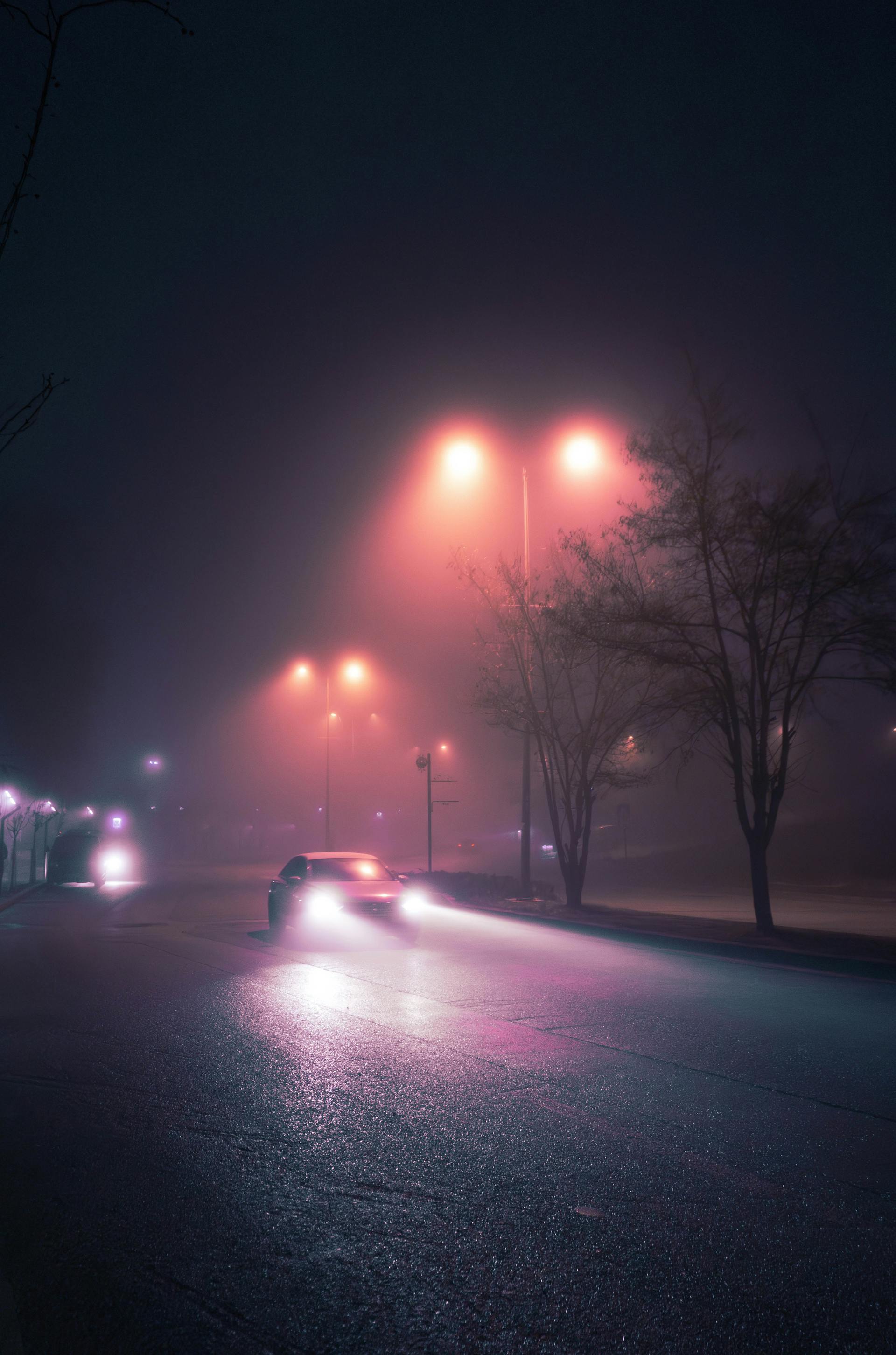 Une voiture sur la route la nuit | Source : Pexels