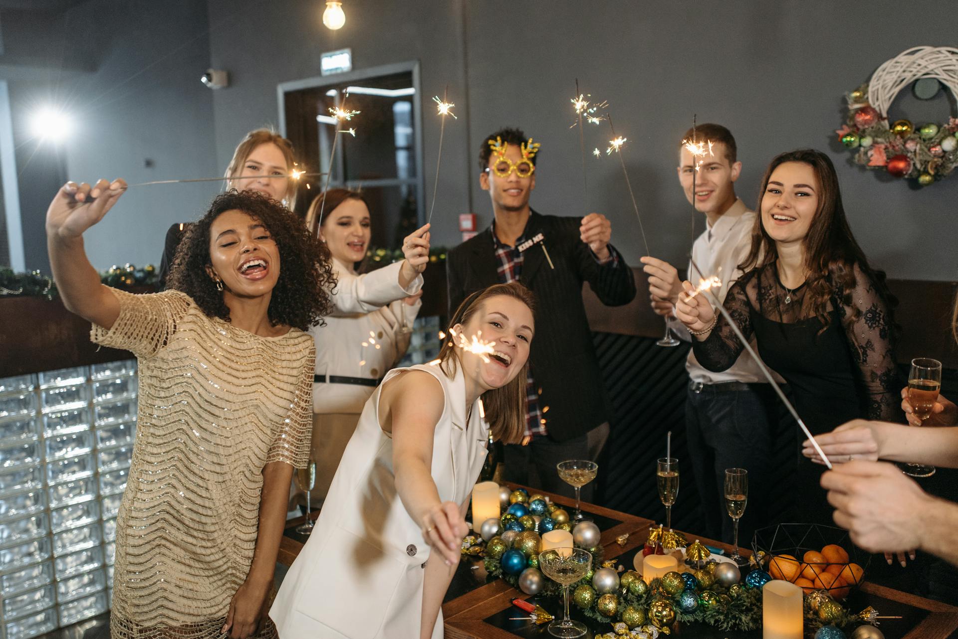 Un groupe de collègues lors d'une fête de bureau | Source : Pexels