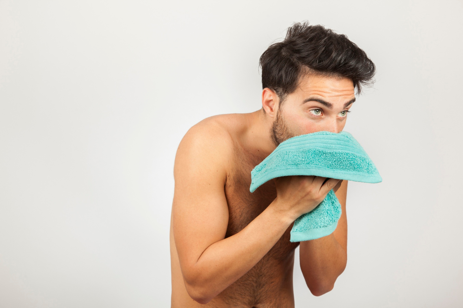 Un homme s'essuyant le visage avec une serviette | Source : Freepik