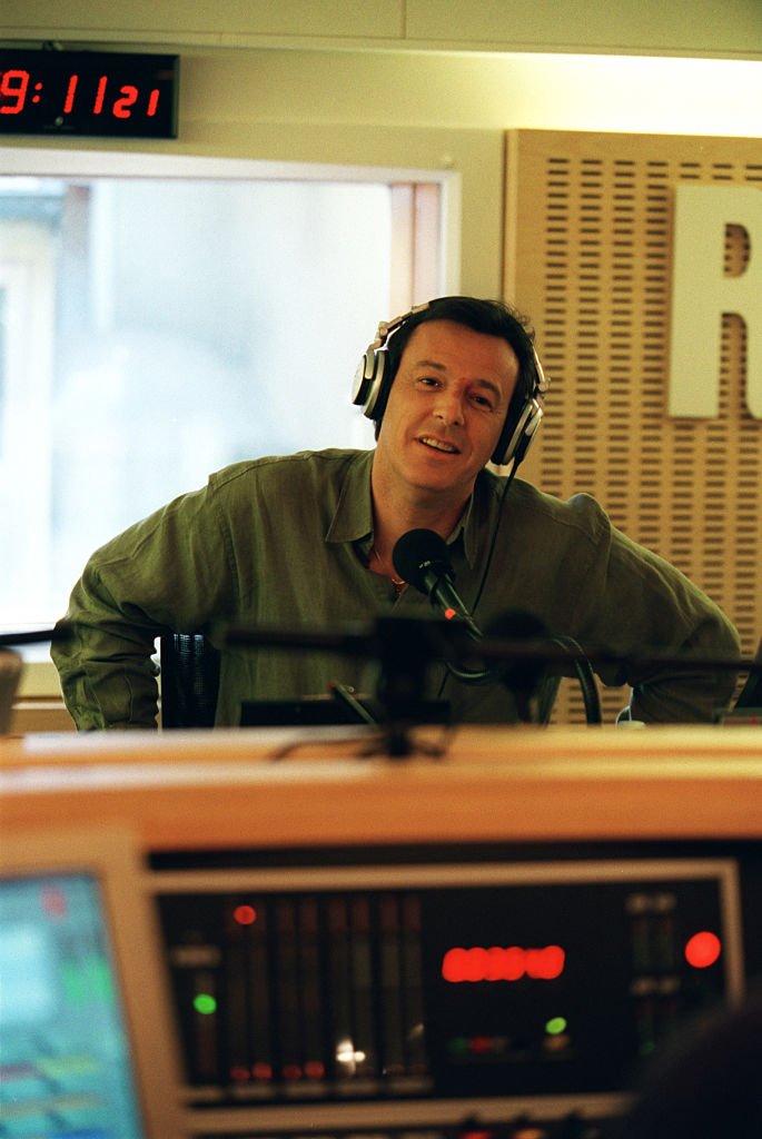 Jean-Luc Reichmann présente son émission 'RTL vous offre vos vacances' tous les matins de 8h30 à 11h00. І Sources : Getty Images