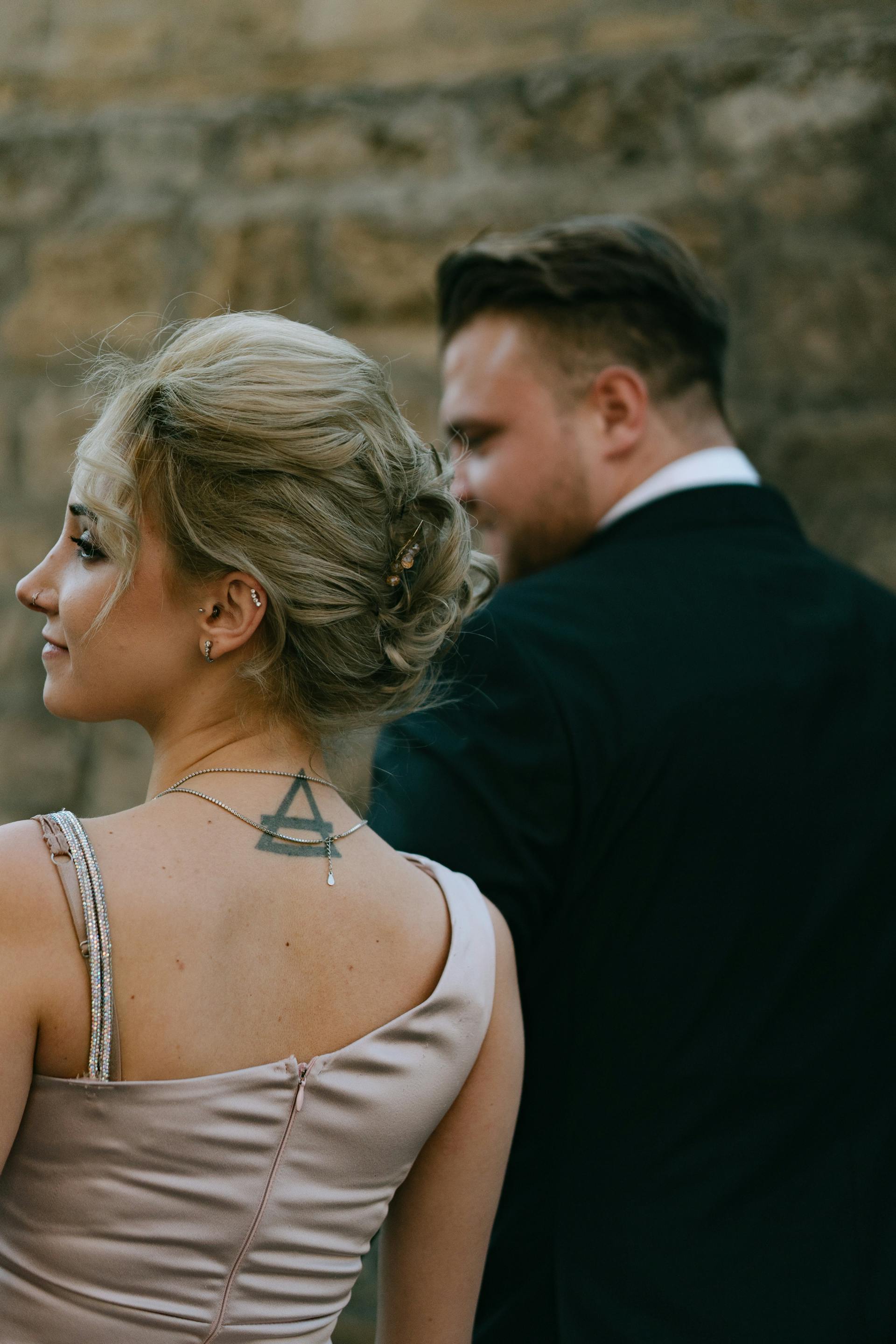 Un couple en tenue de soirée | Source : Pexels