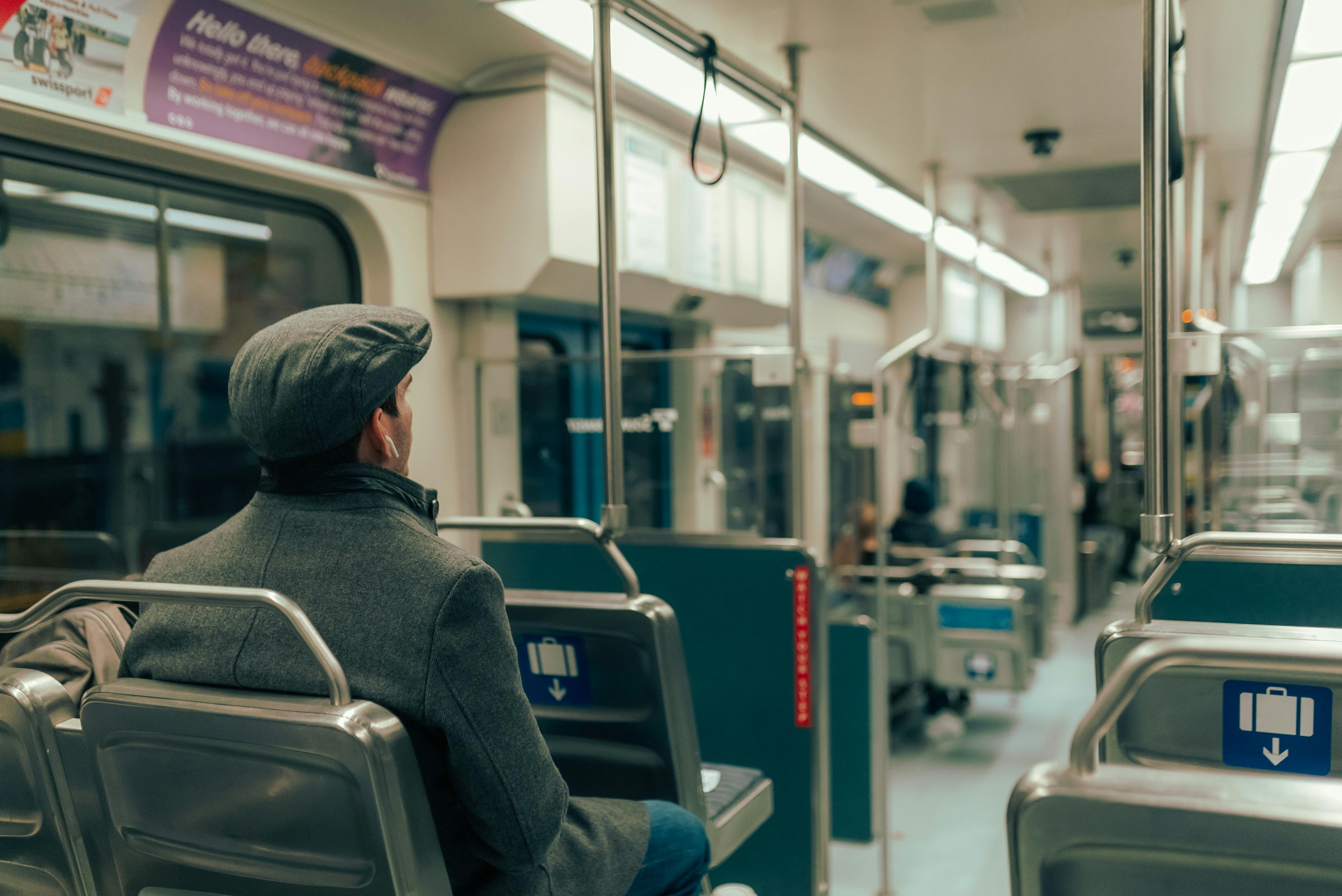 Homme à l'intérieur d'un train | Source : Pexels