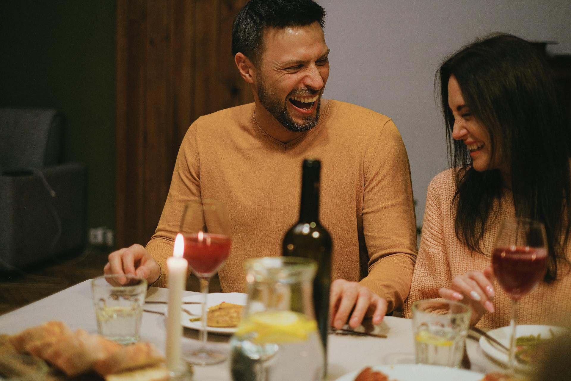 Deux personnes qui rient pendant le dîner | Source : Pexels