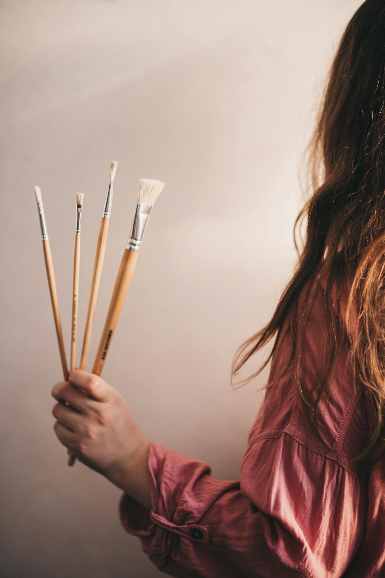 Une femme tenant des pinceaux | Source : Pexels