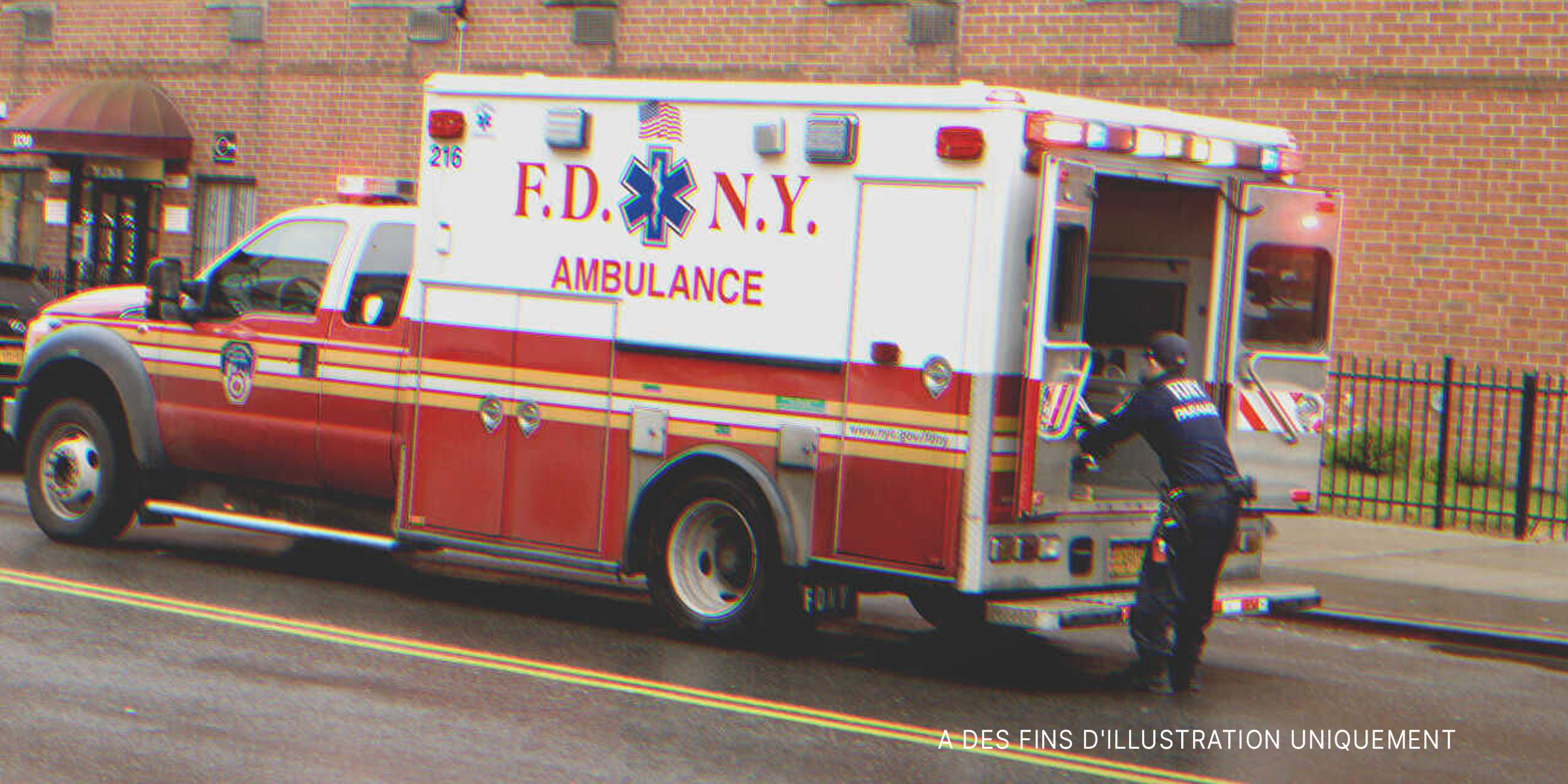 Une ambulance et un secouriste. | Source : Shutterstock