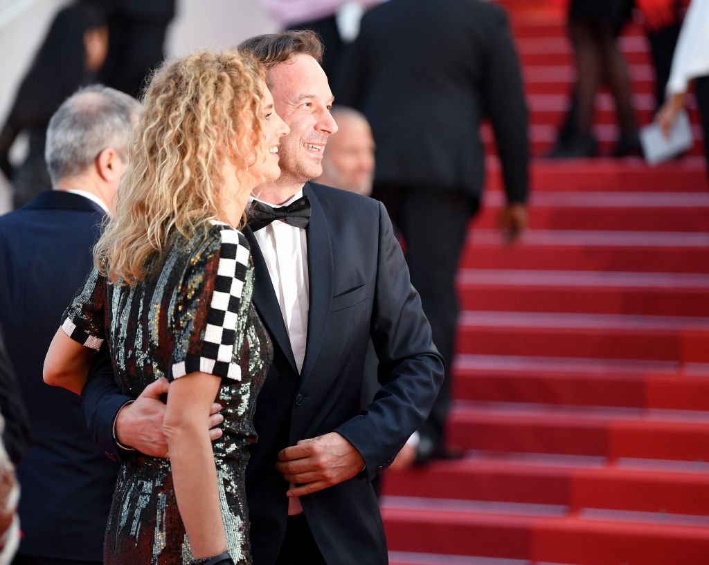 Delphine De Vigan et François Busnel quittent la projection de "Basé sur une histoire vraie" lors du 70e Festival du film de Cannes au Palais des Festivals le 27 mai 2017 à Cannes, France. | Photo :Getty Images