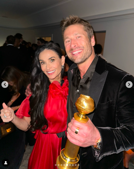 Demi Moore et Glen Powell posant pour une photo à l'after party | Source : Instagram/demimoore