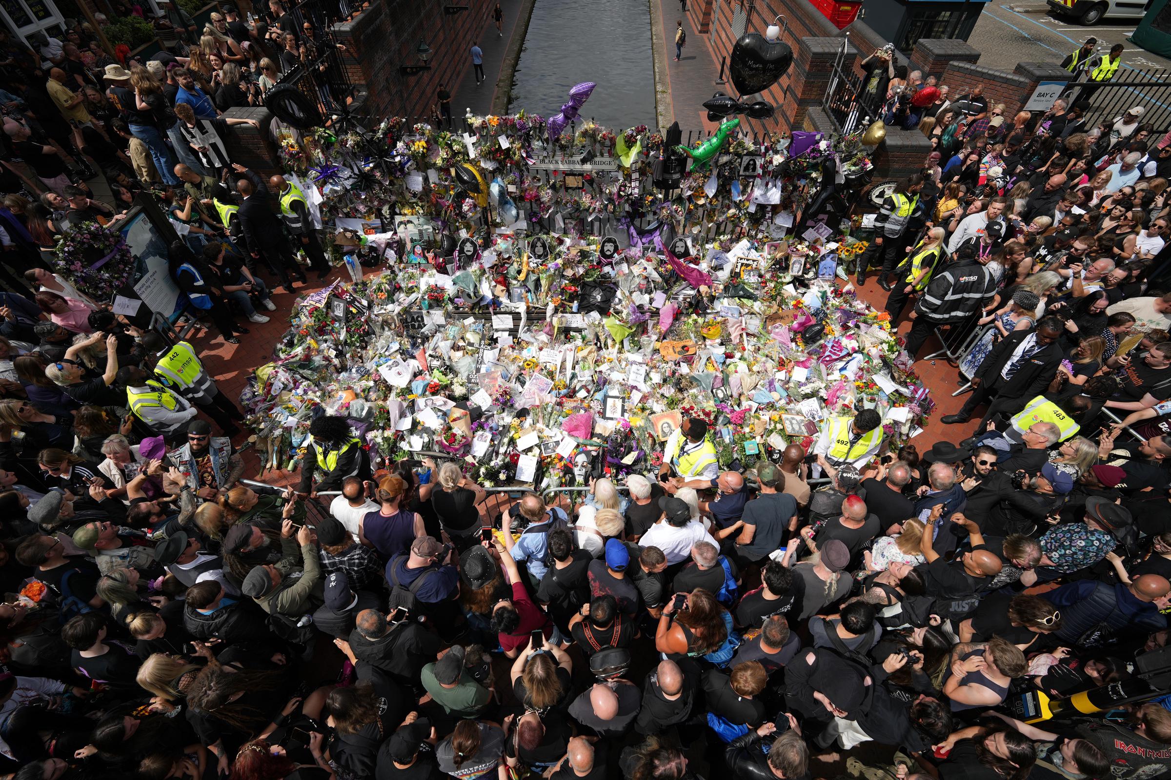 Les fans lors les hommages rendus à feu Ozzy Osbourne au Black Sabbath Bench and Bridge alors que son cortège funèbre traverse Birmingham le 30 juillet 2025, à Birmingham, en Angleterre | Source : Getty Images