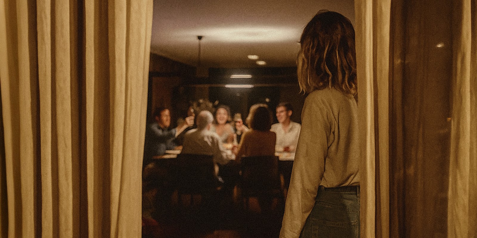 Femme observant une réunion de famille. | Source : Sora