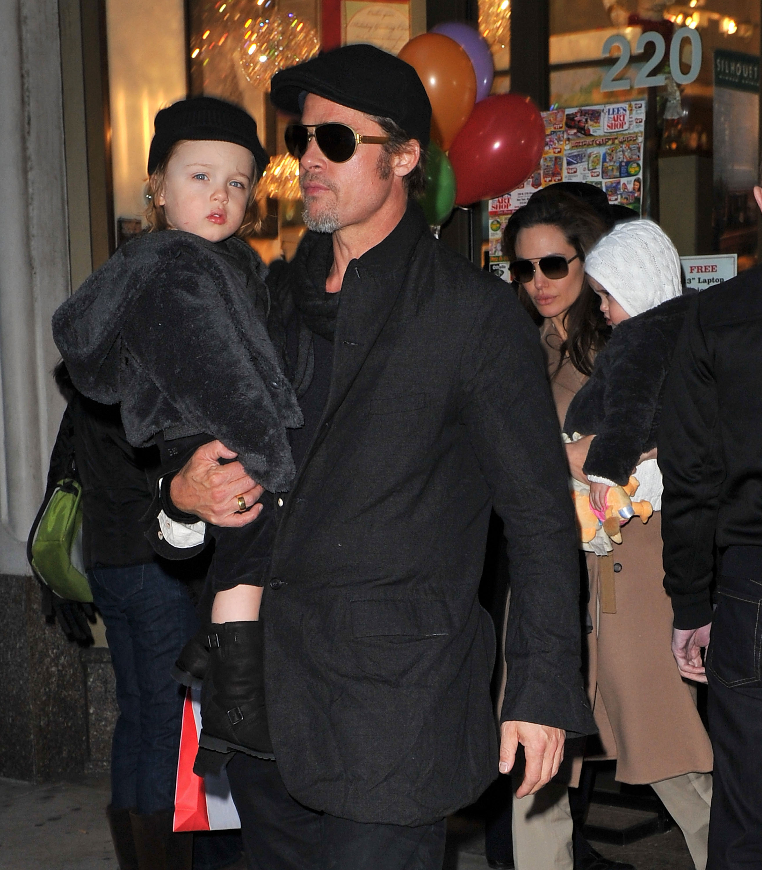 Brad Pitt et Angelina Jolie se promènent avec leurs enfants Vivienne et Knox Jolie-Pitt le 4 décembre 2010, à New York. | Source : Getty Images