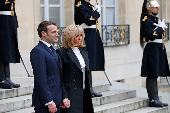Emmanuel Macron et Brigitte Macron accompagnent le roi Felipe d'Espagne et la reine Letizia d'Espagne après un déjeuner au palais présidentiel de l'Elysée le 11 mars 2020 à Paris, France. | Photo : Getty Images