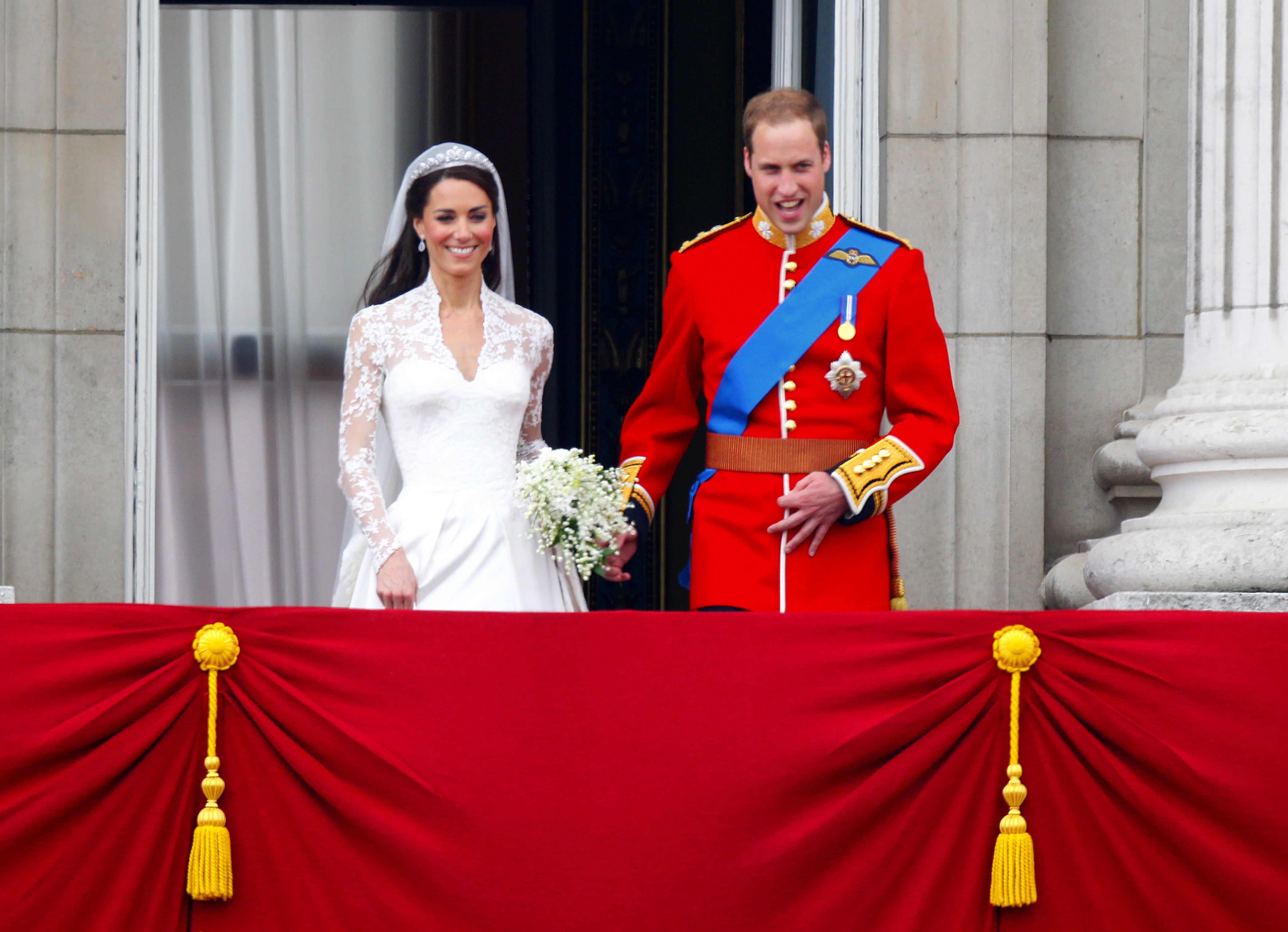 Catherine, duchesse de Cambridge, et le prince William saluent la foule sur le balcon du palais de Buckingham à Londres, après leur mariage le 29 avril 2011 | Source : Getty Images