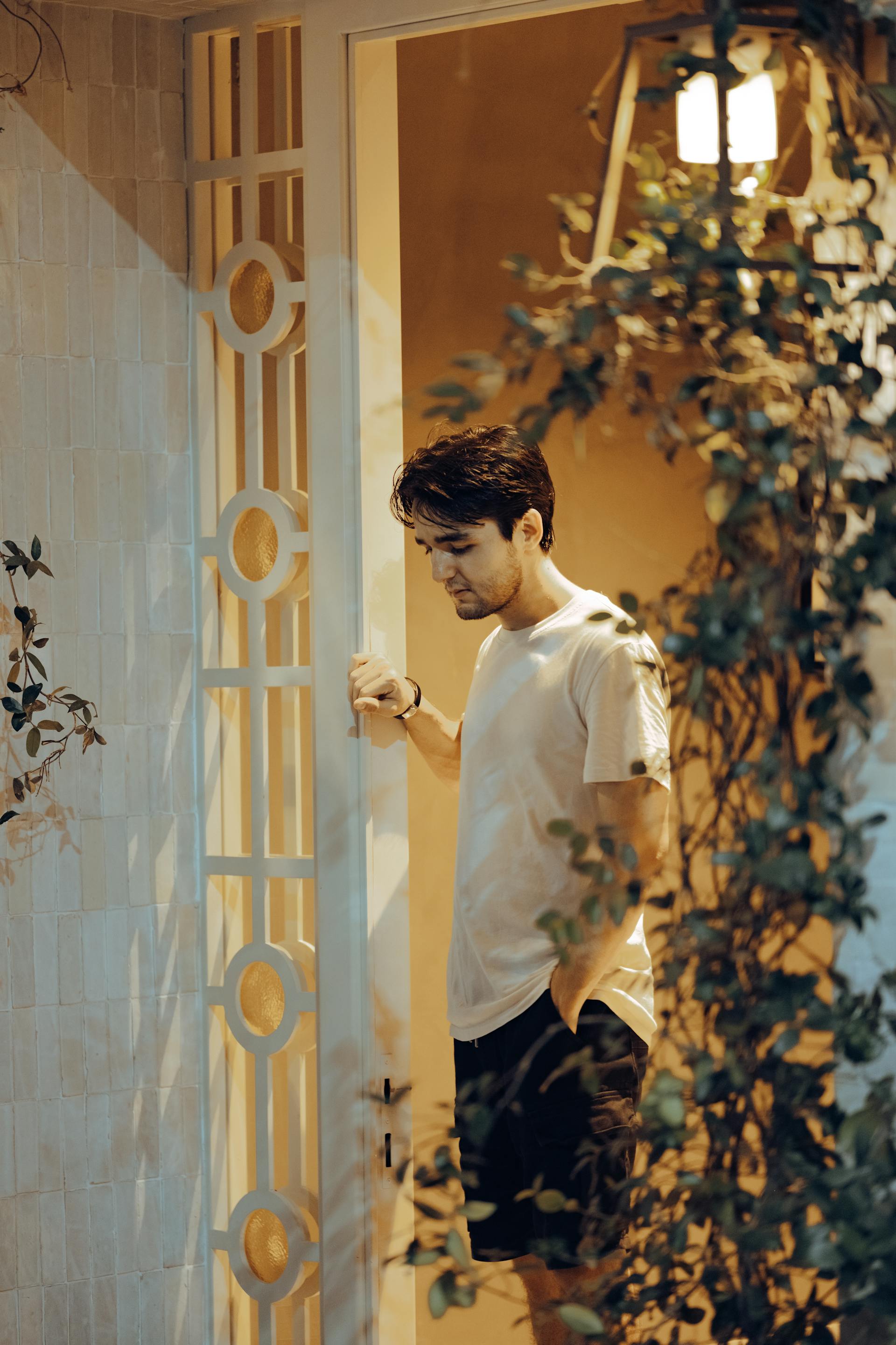 Un homme debout dans l'embrasure de la porte | Source : Pexels