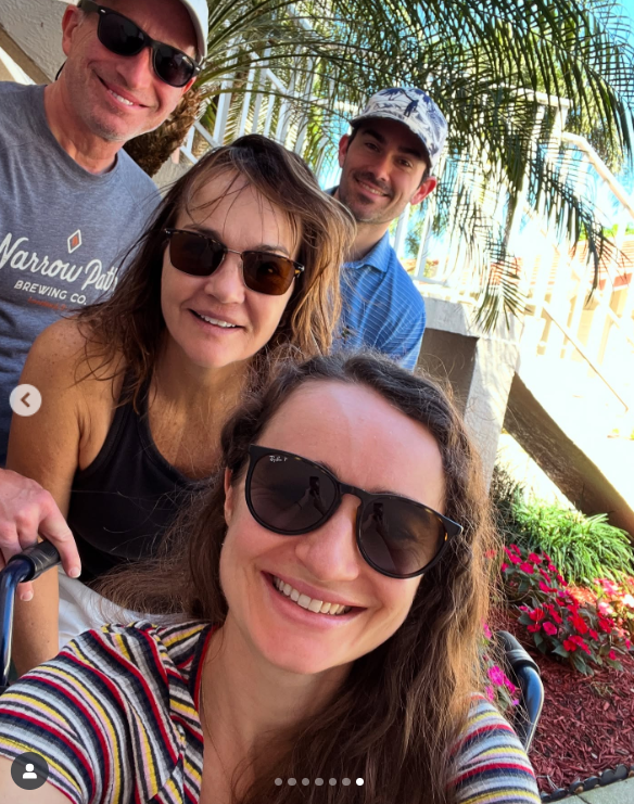 Kelley Mack prend un selfie joyeux avec ses proches alors qu'elle se trouve en Floride pendant sa convalescence, tel que posté le 14 mars 2025 | Source : Instagram/itskelleymack