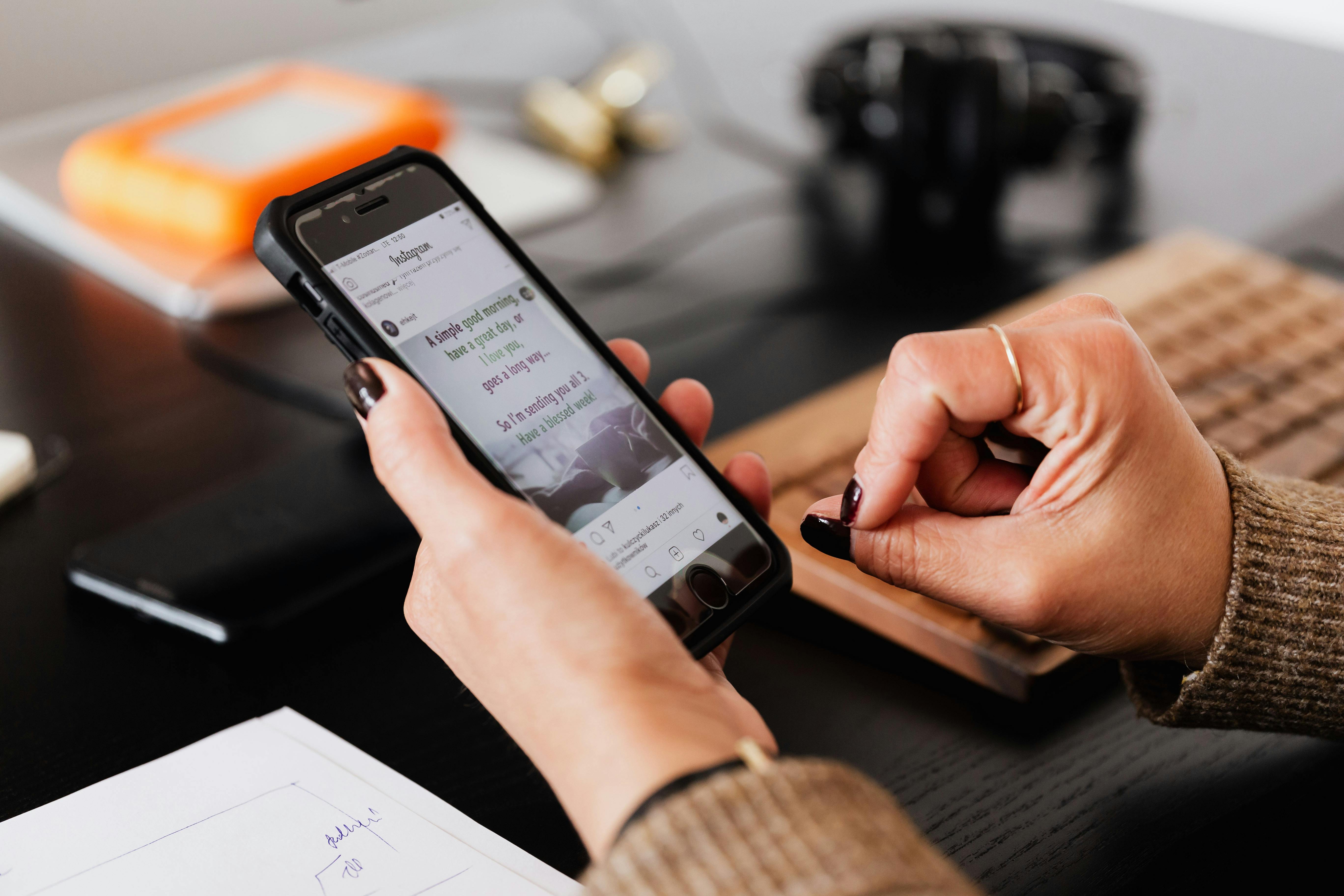 Une personne utilisant son smartphone | Source : Pexels