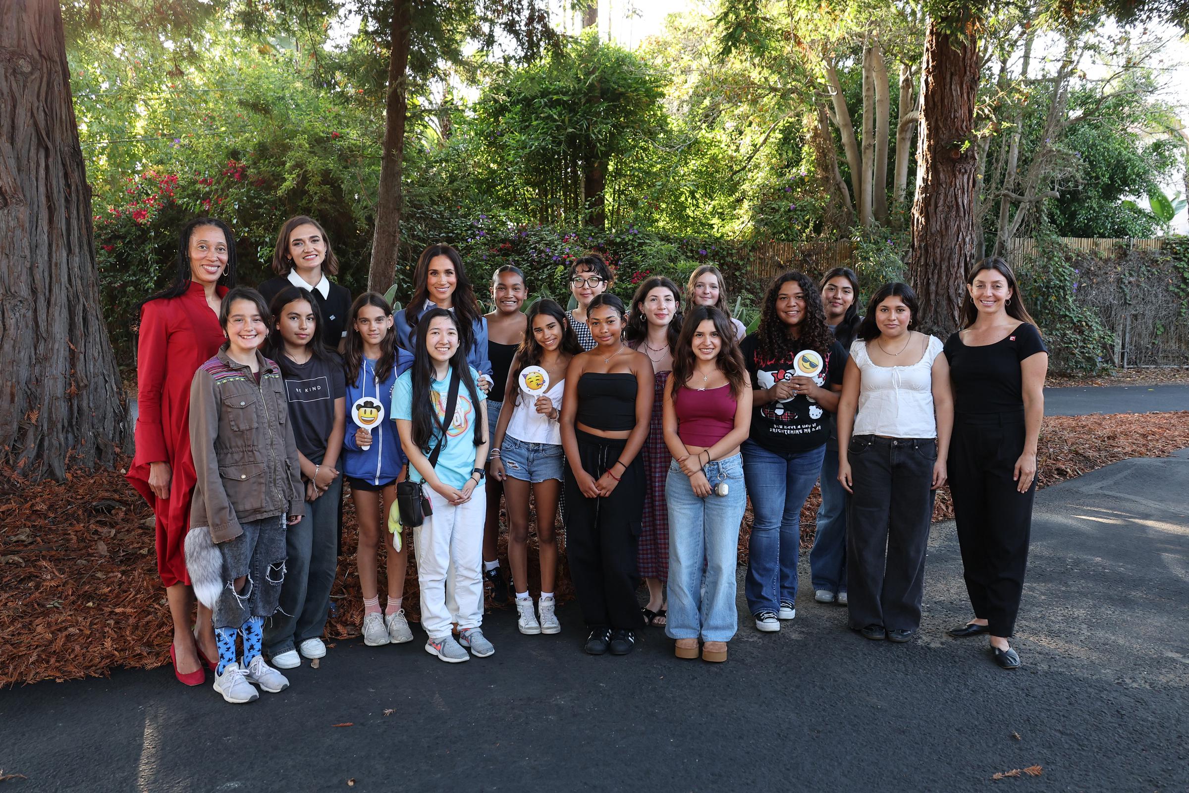 Dr Stephanie J. Hull, Larissa May, Meghan Markle et un groupe de préadolescents vus à Girls Inc. of Greater Santa Barbara le 2 octobre 2024, à Santa Barbara, en Californie. | Source : Getty Images