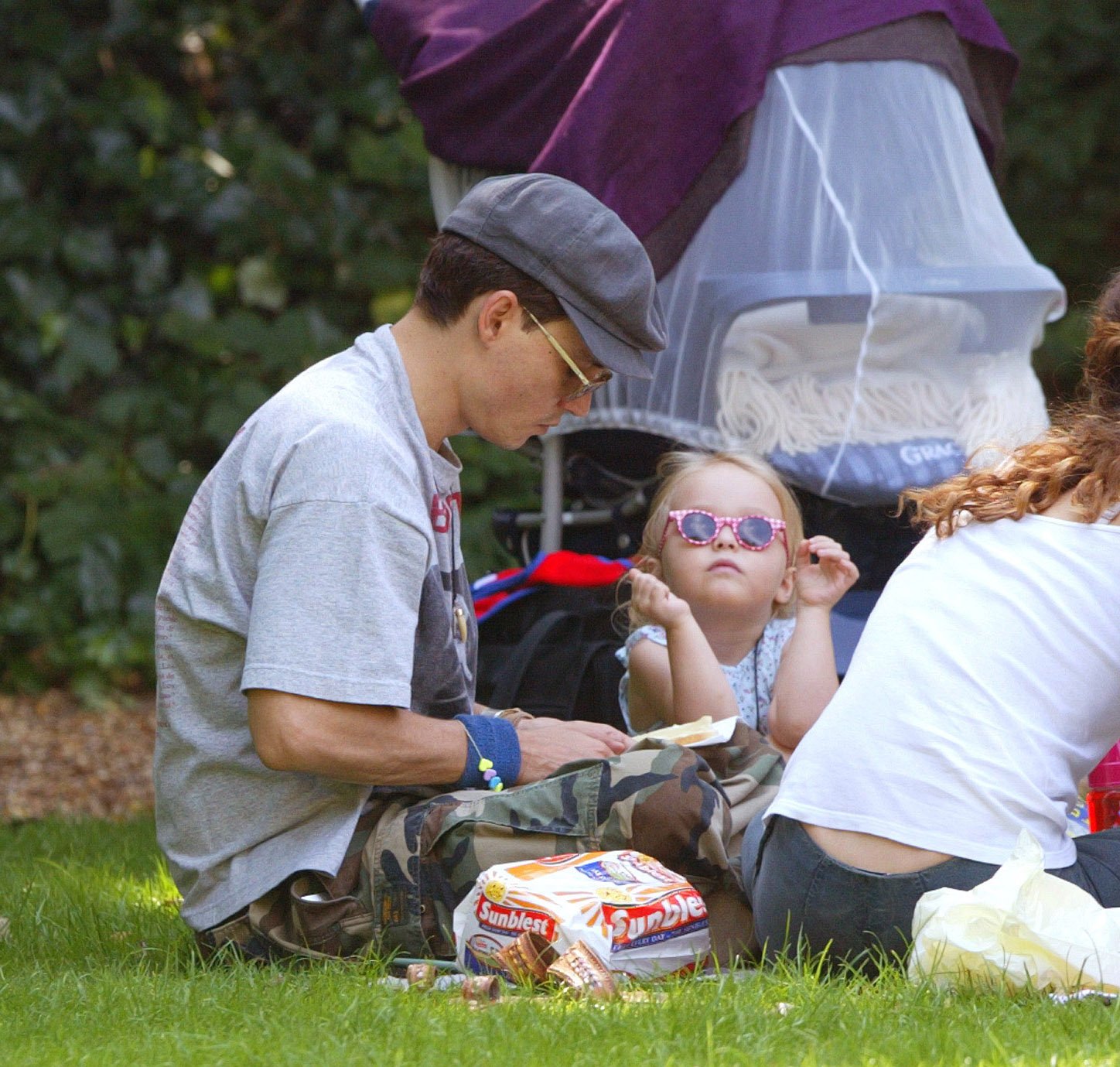 Johnny Depp photographié avec sa fille Lily-Rose lors d'un pique-nique dans un parc de Londres. | Source : Getty Images   