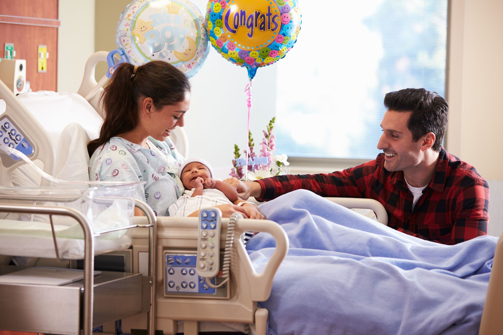 Un couple avec son nouveau-né à l'hôpital | Source : Shutterstock