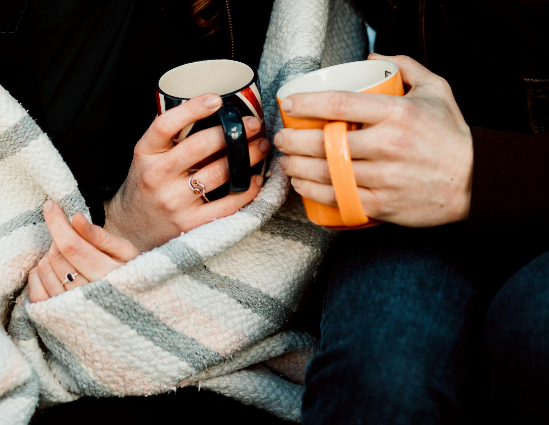 Un couple tenant des tasses à café | Source : Pexels