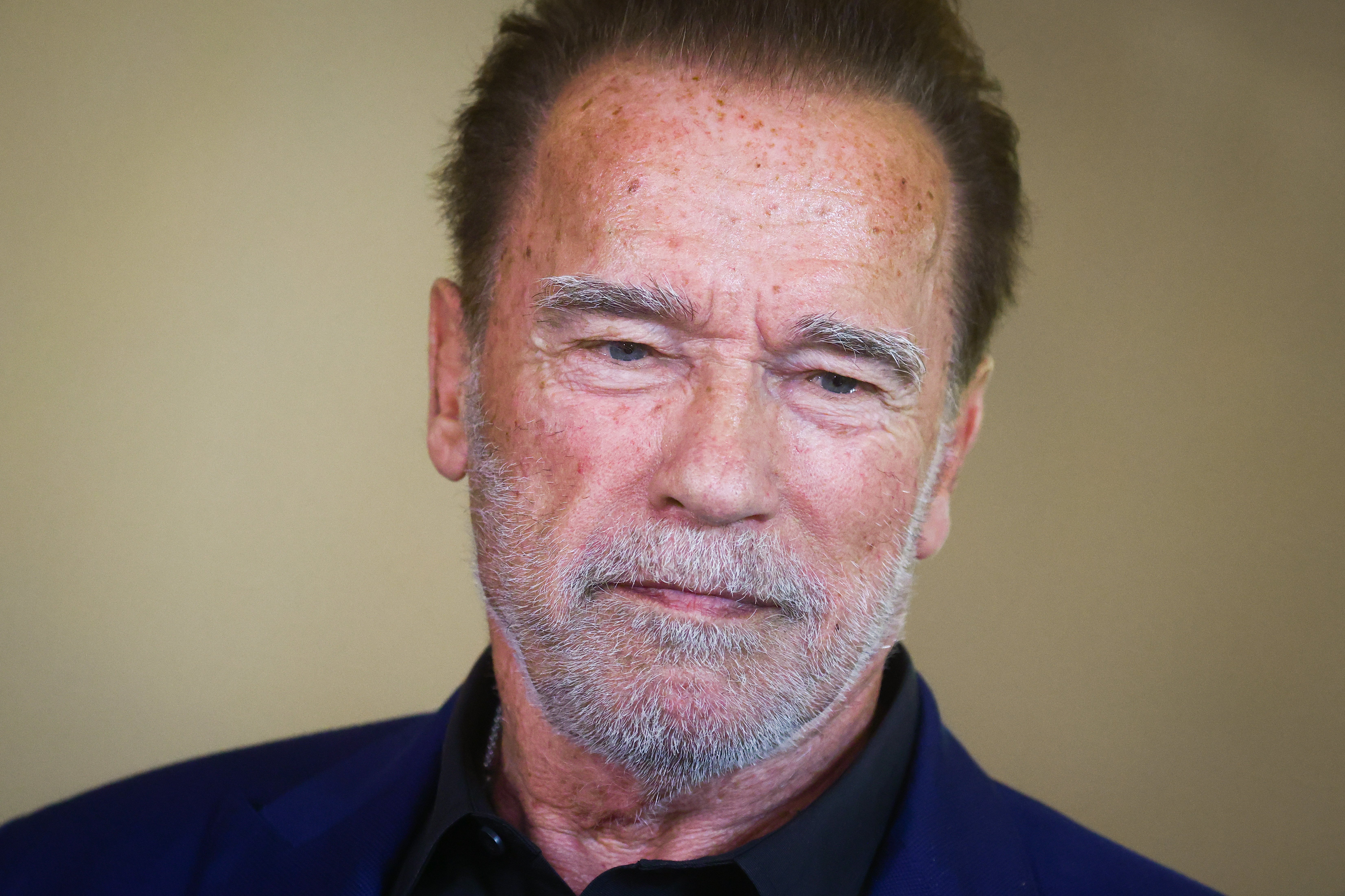 Arnold Schwarzenegger est photographié à la Fondation du centre juif d'Auschwitz après avoir visité l'ancien camp de concentration et d'extermination allemand nazi d'Auschwitz Birkenau. | Source : Getty Images