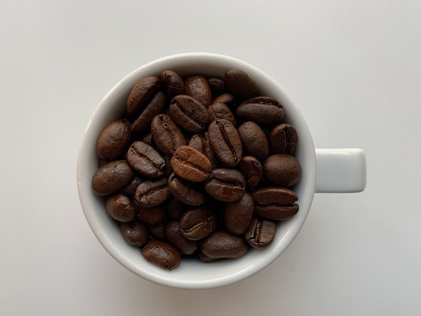 Un grain de café dans une tasse d'espresso à Stuttgart, en Allemagne.|photo : Getty Images.