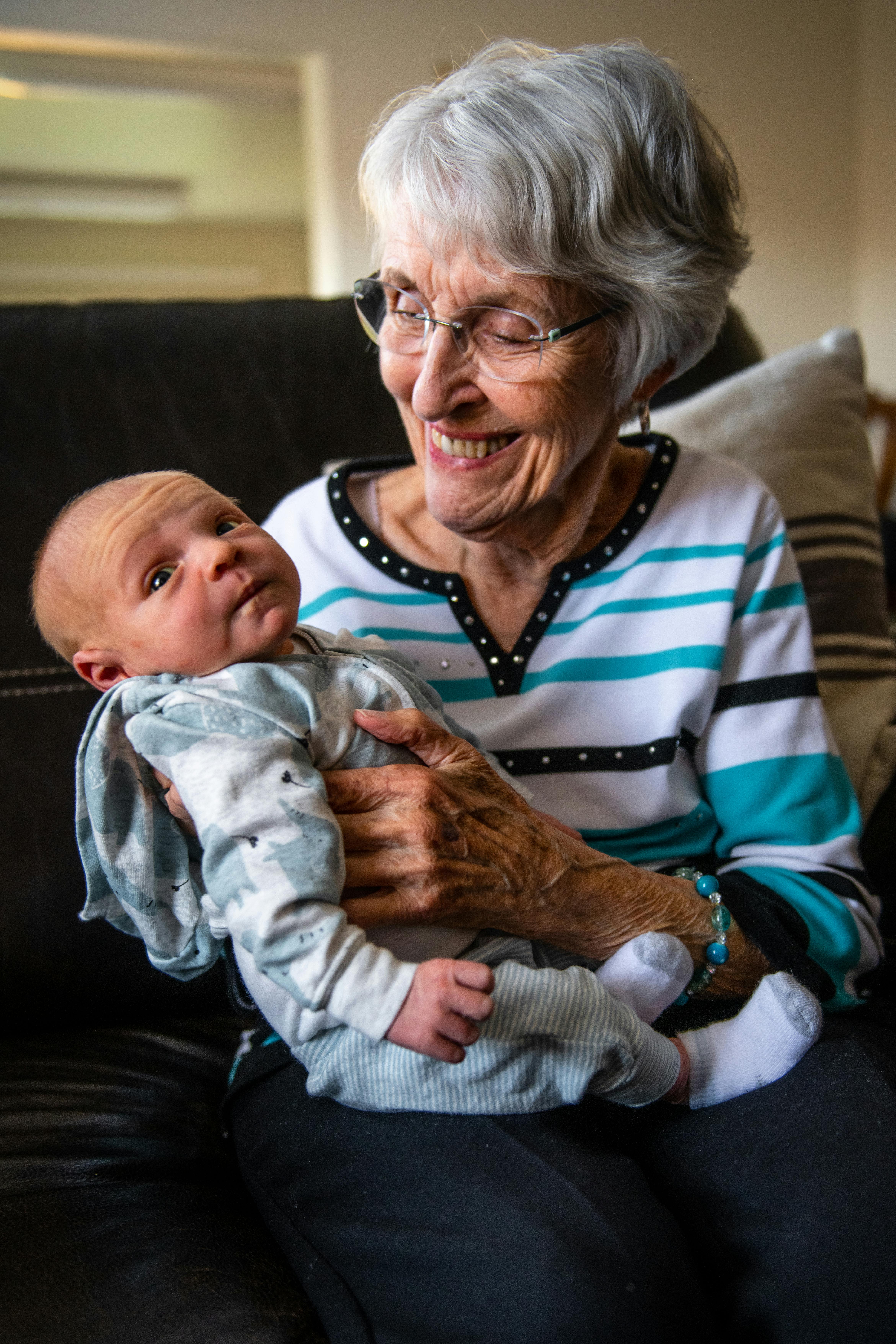 Grand-mère tenant un bébé | Source : Pexels