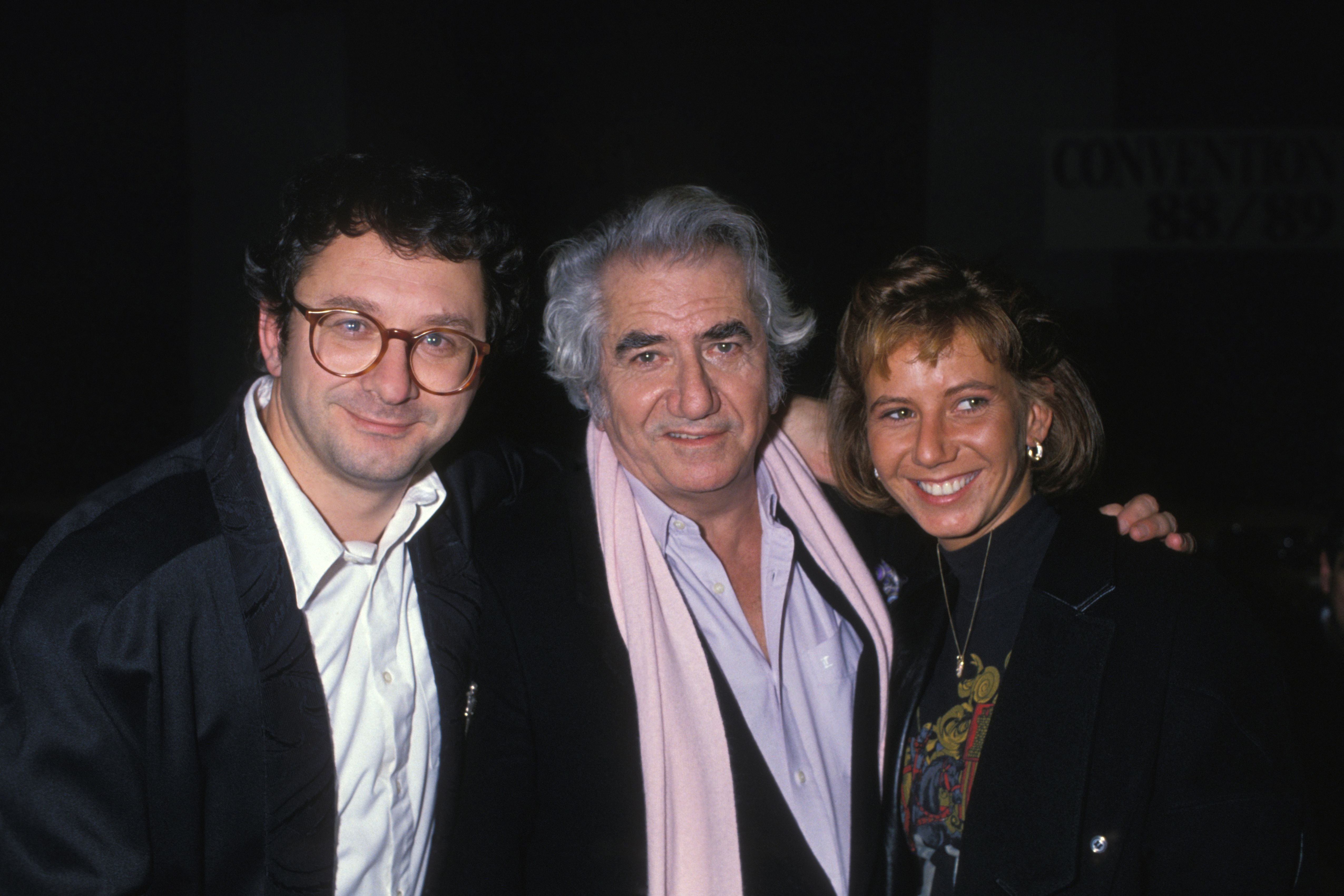 Daniel Gélin et ses enfants Xavier et Fiona lors d'une soirée à paris en décembre 1988, France. | Photo : Getty Images
