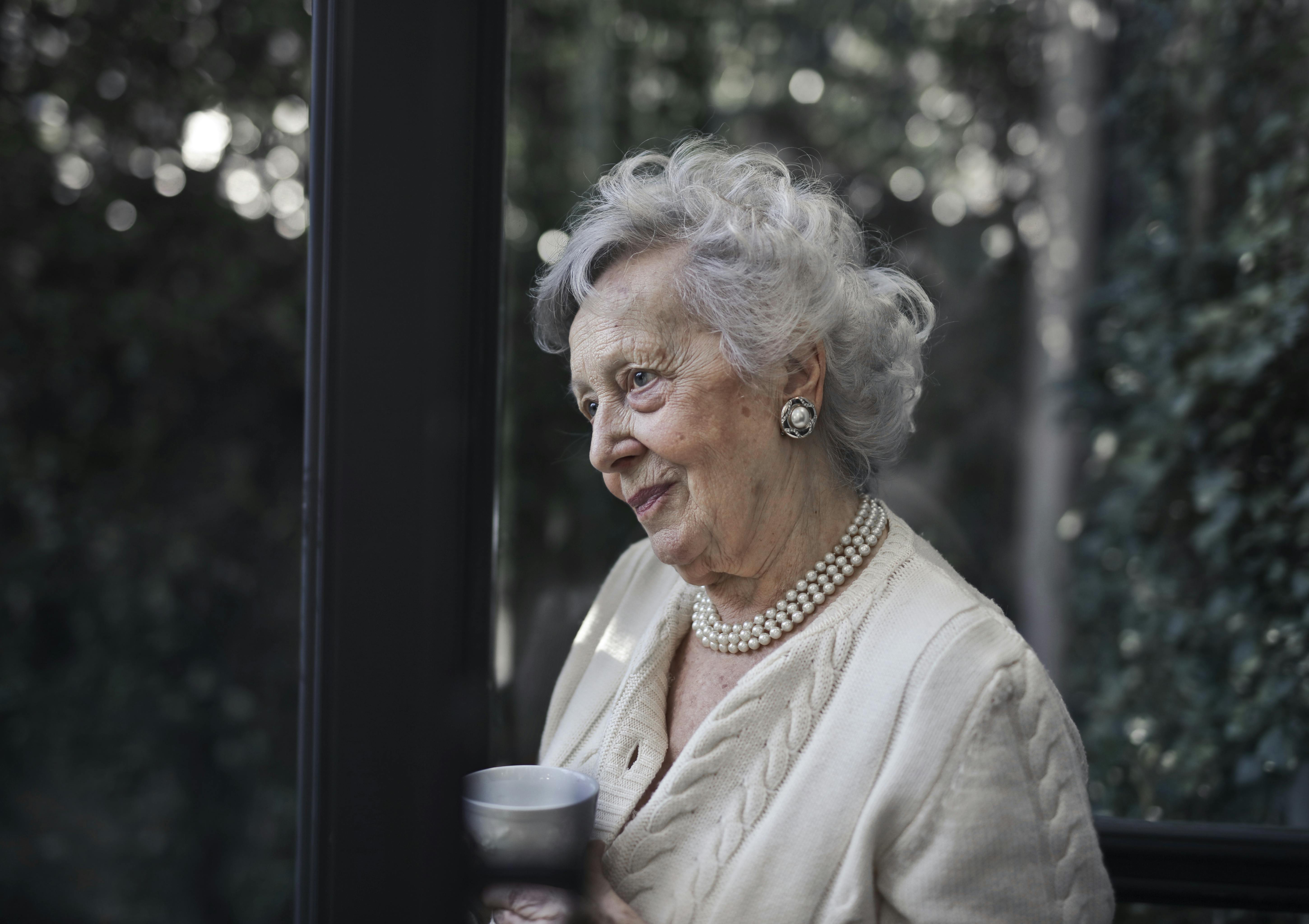 Femme âgée avec une tasse | Source : Pexels