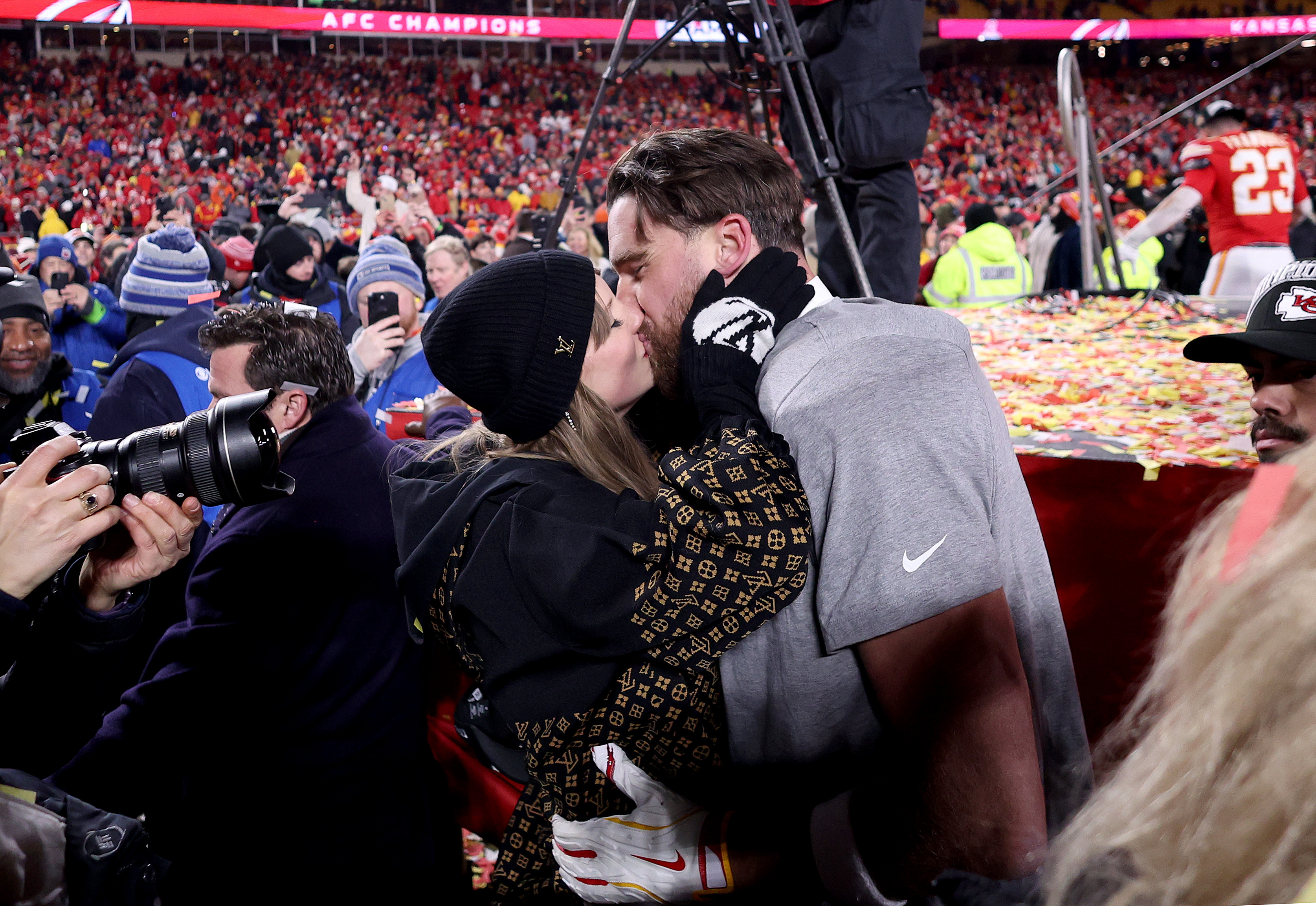 Taylor Swift embrasse Travis Kelce pour célébrer la victoire de l'équipe de Kansas City Chiefs au championnat de l'AFC | Source : Getty Images