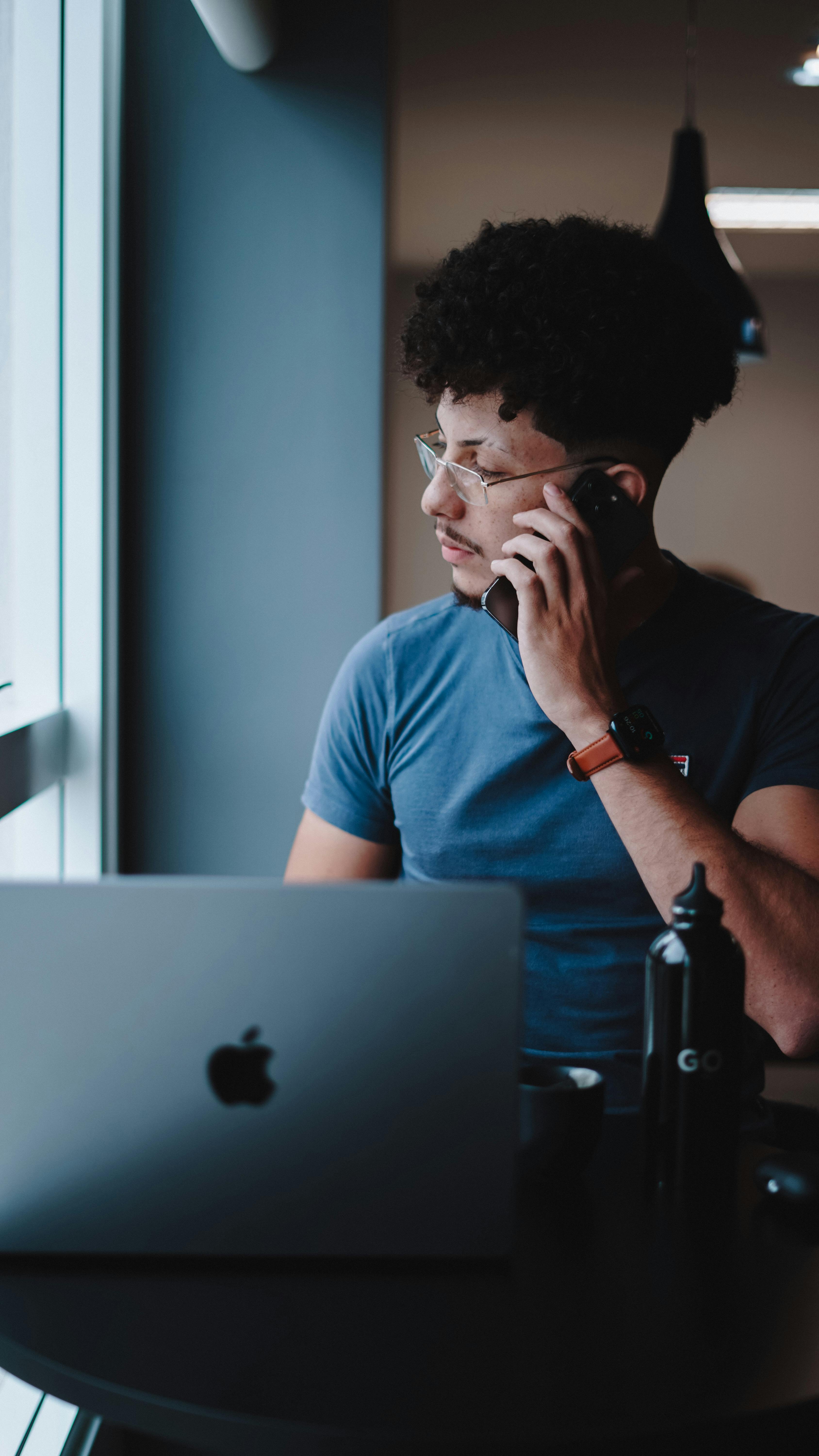 Un homme tenant un téléphone à l'oreille | Source : Pexels