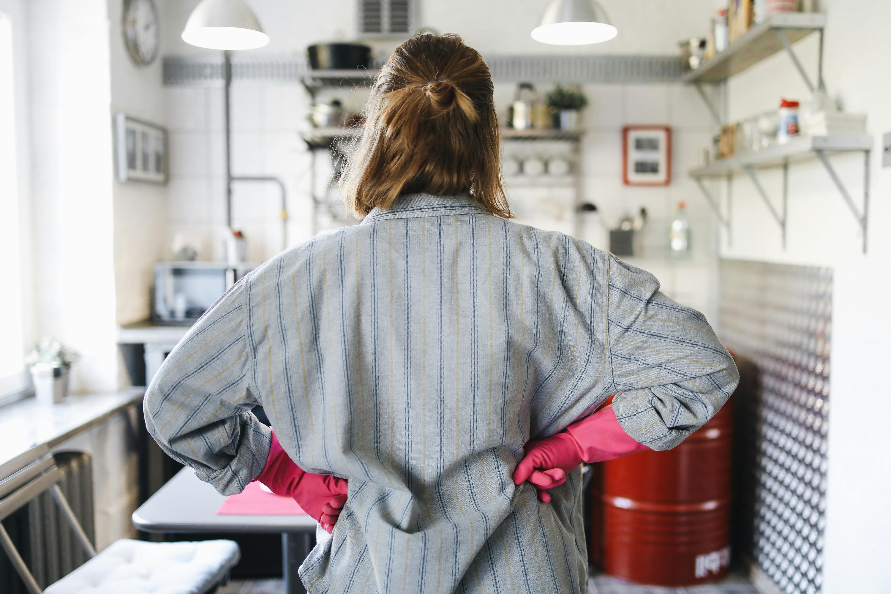 Une femme en train de faire des corvées | Source : Pexels