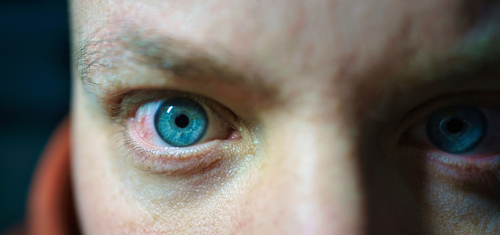 Un homme qui fixe quelqu'un avec de grands yeux | Source : Unsplash