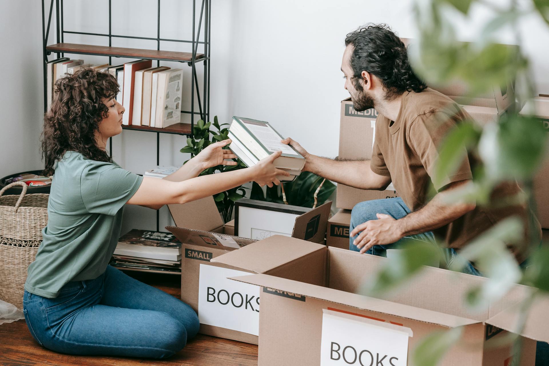 Un couple fait ses valises après avoir emménagé ensemble | Source : Pexels
